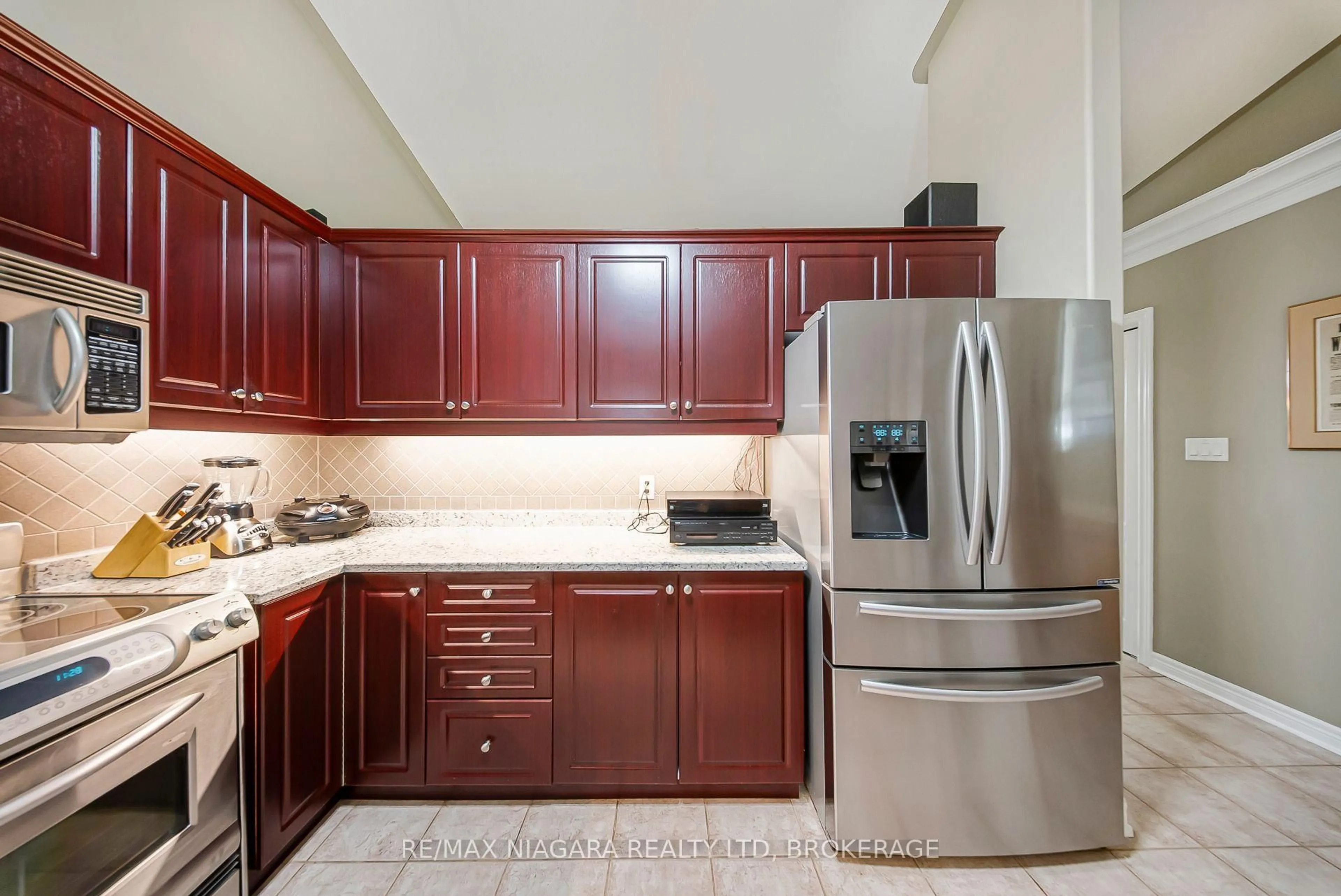 Standard kitchen, ceramic/tile floor for 229 Wellbrook Blvd, Welland Ontario L3C 7M8
