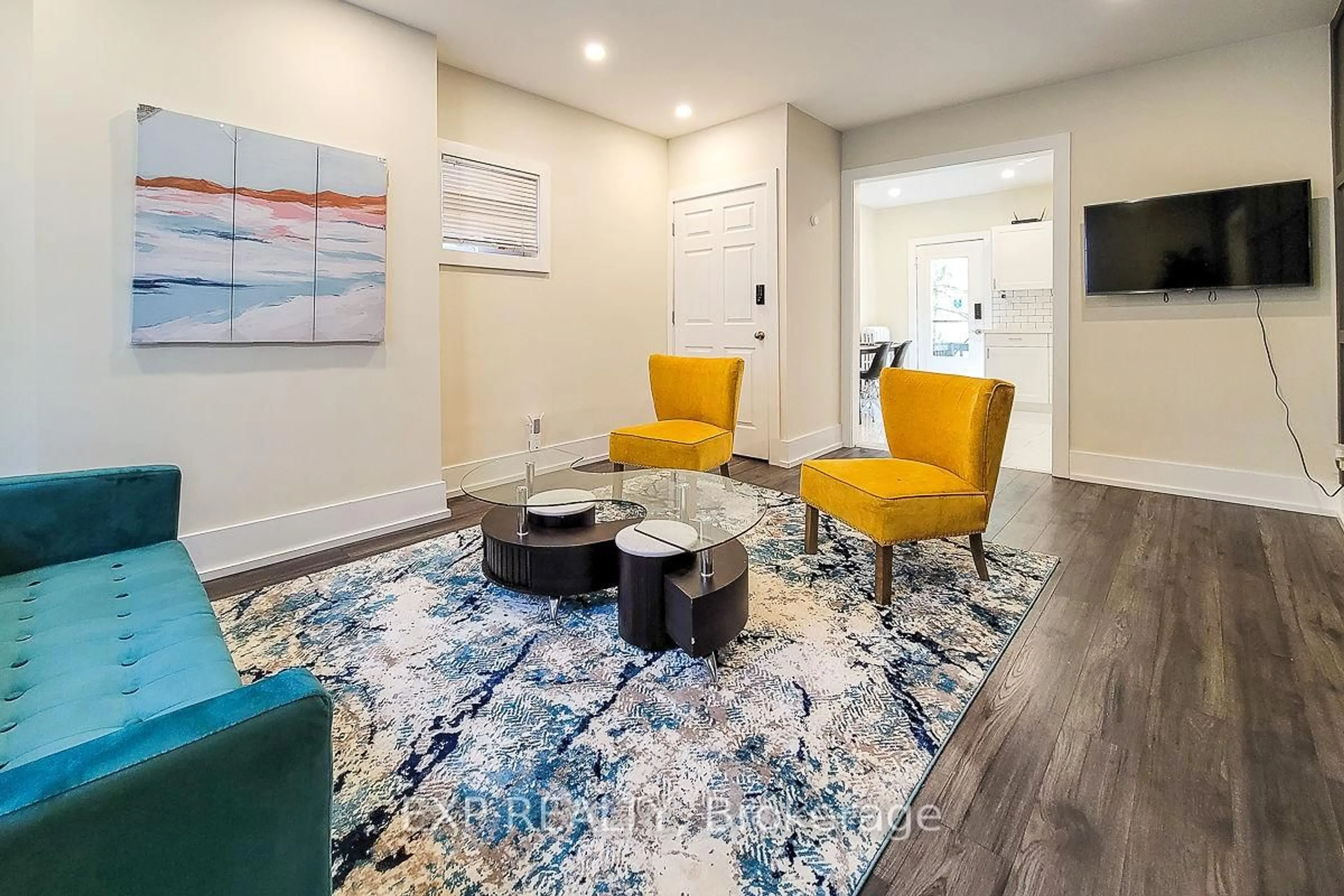 Indoor entryway for 395 Aberdeen Ave, Hamilton Ontario L8P 2R8