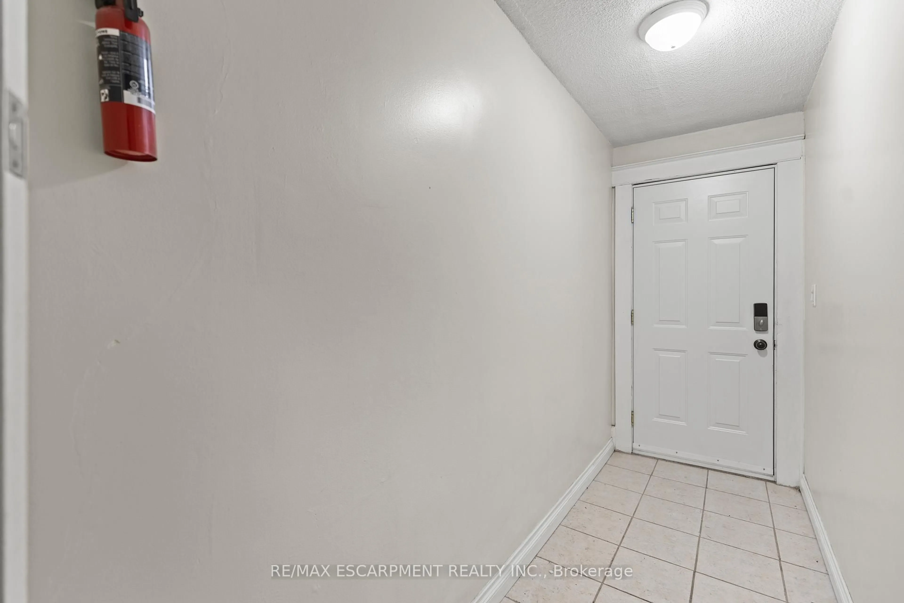 A pic of a room for 48 Locke St, Hamilton Ontario L8P 3Z8