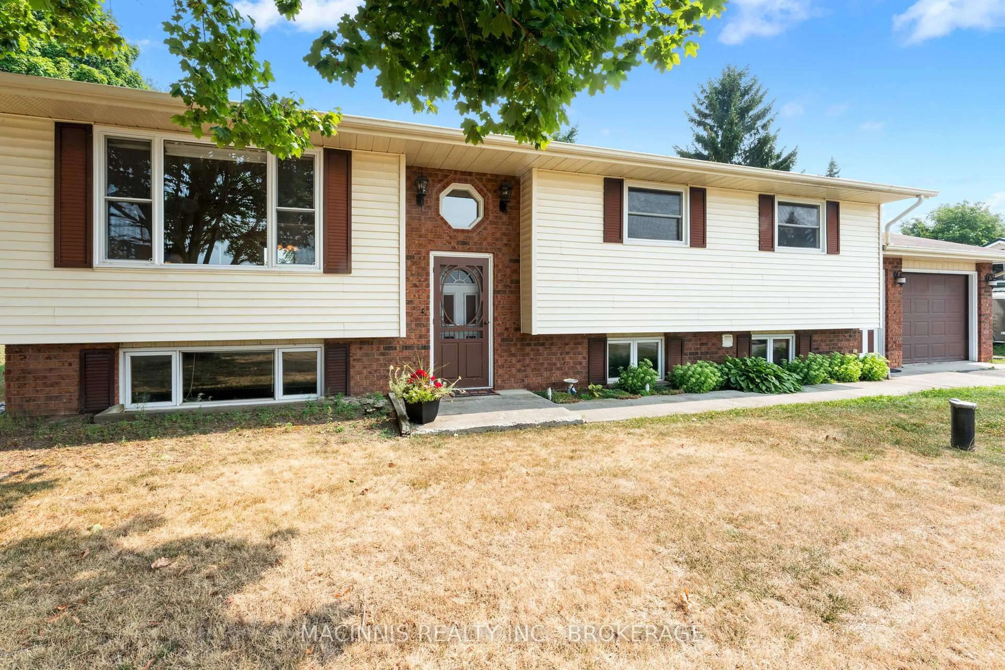 Home with vinyl exterior material, street for 113 Main St, Leeds and the Thousand Islands Ontario K0H 2N0
