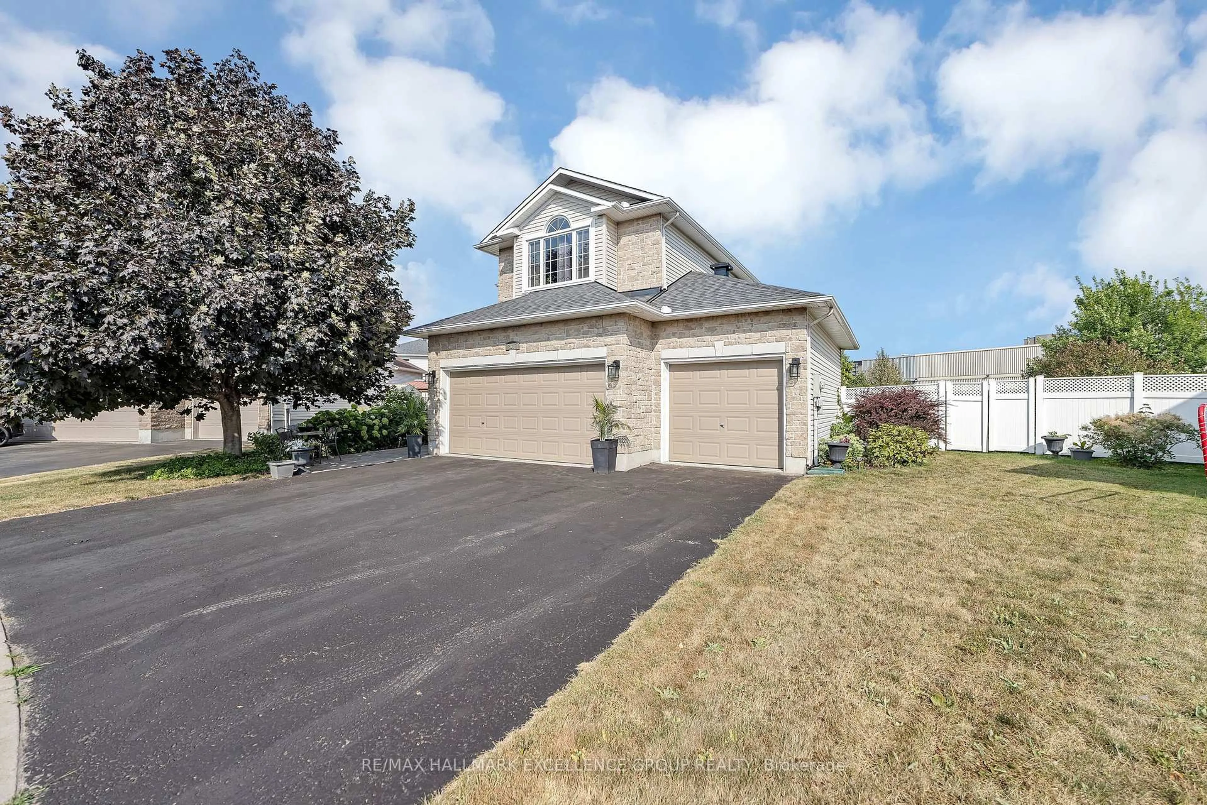 Home with vinyl exterior material, street for 2677 Chamberland St, Clarence-Rockland Ontario K4K 0A5
