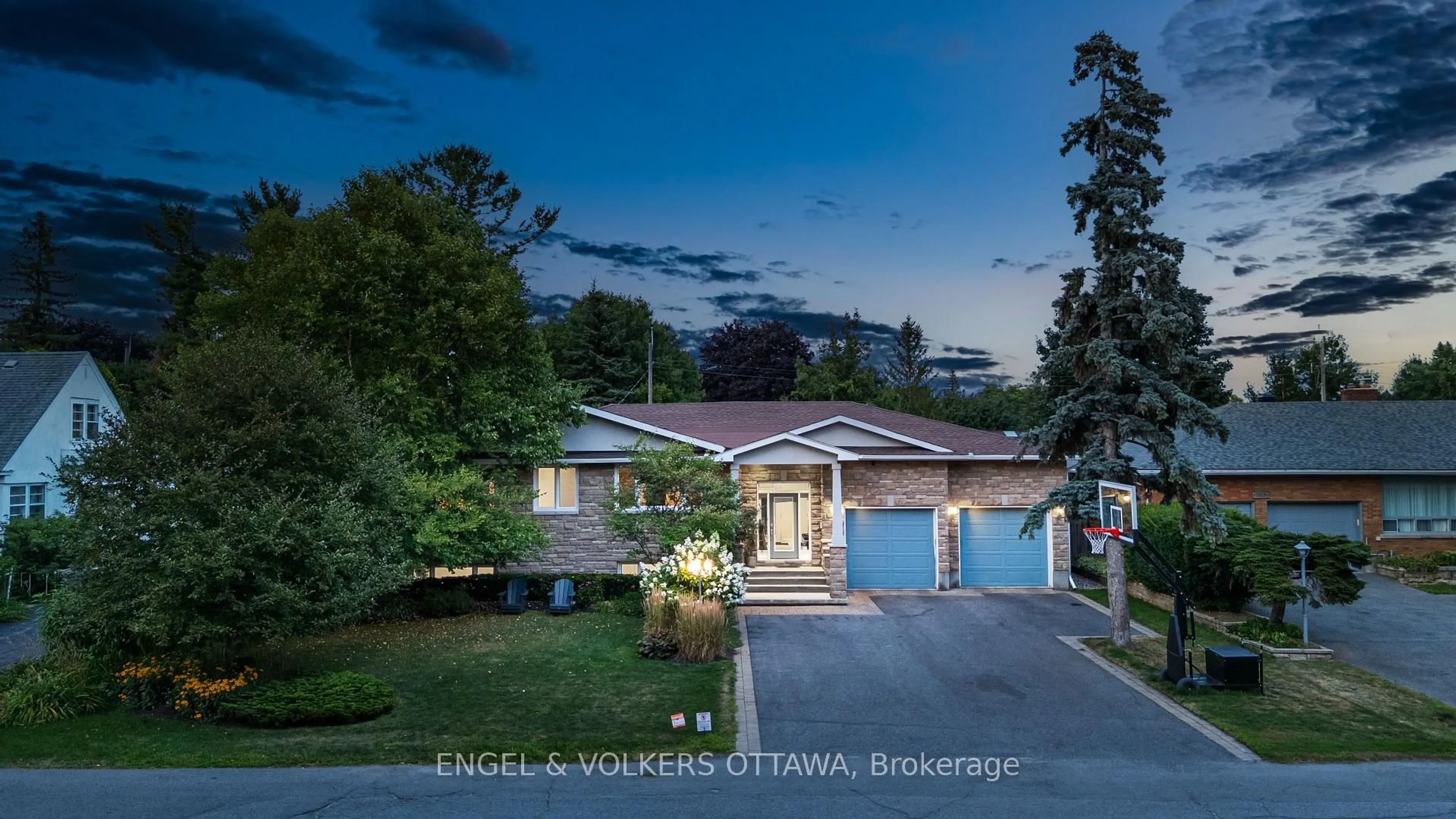 A pic from outside/outdoor area/front of a property/back of a property/a pic from drone, street for 951 Hare Ave, Ottawa Ontario K2A 3J6