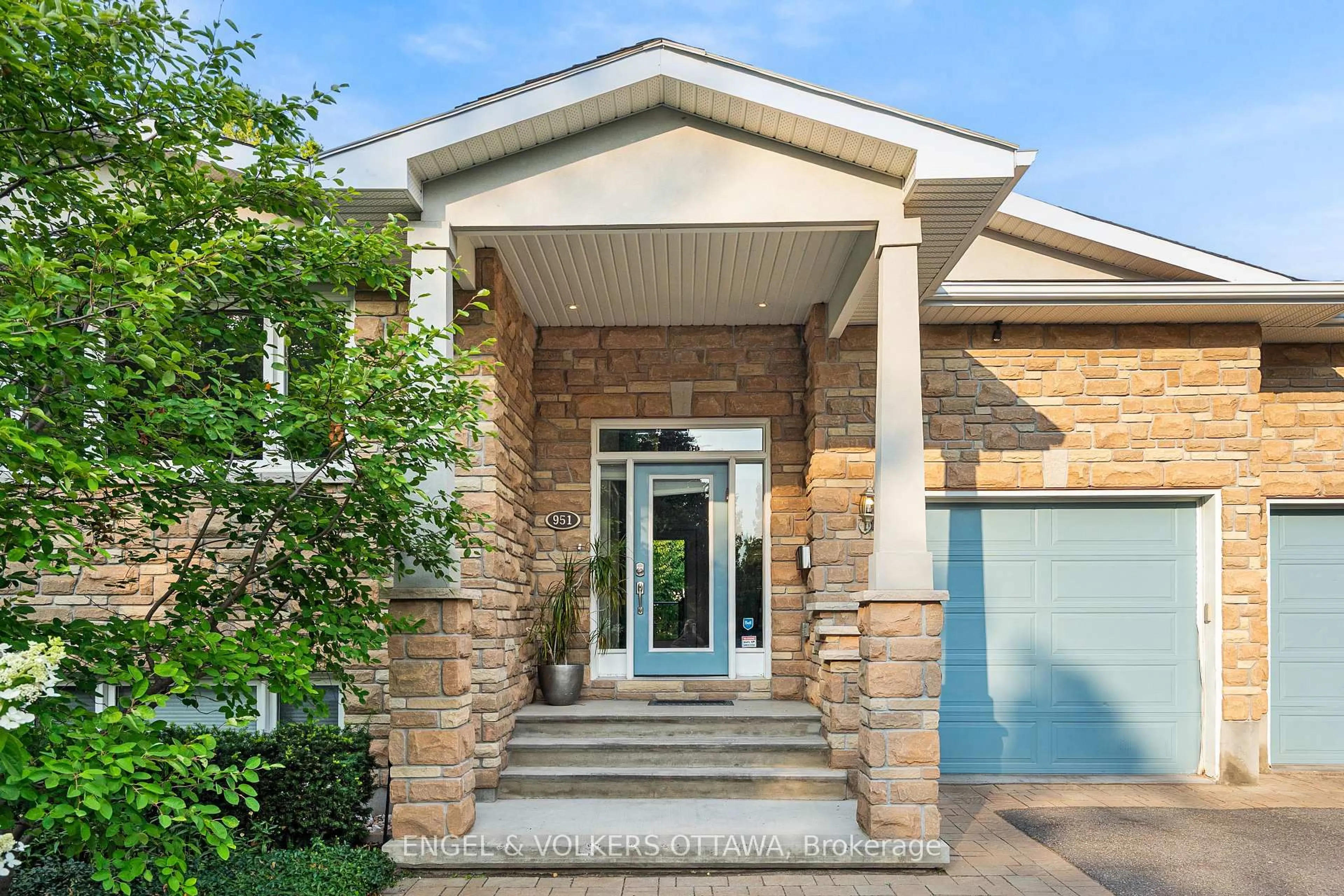 Home with brick exterior material, street for 951 Hare Ave, Ottawa Ontario K2A 3J6