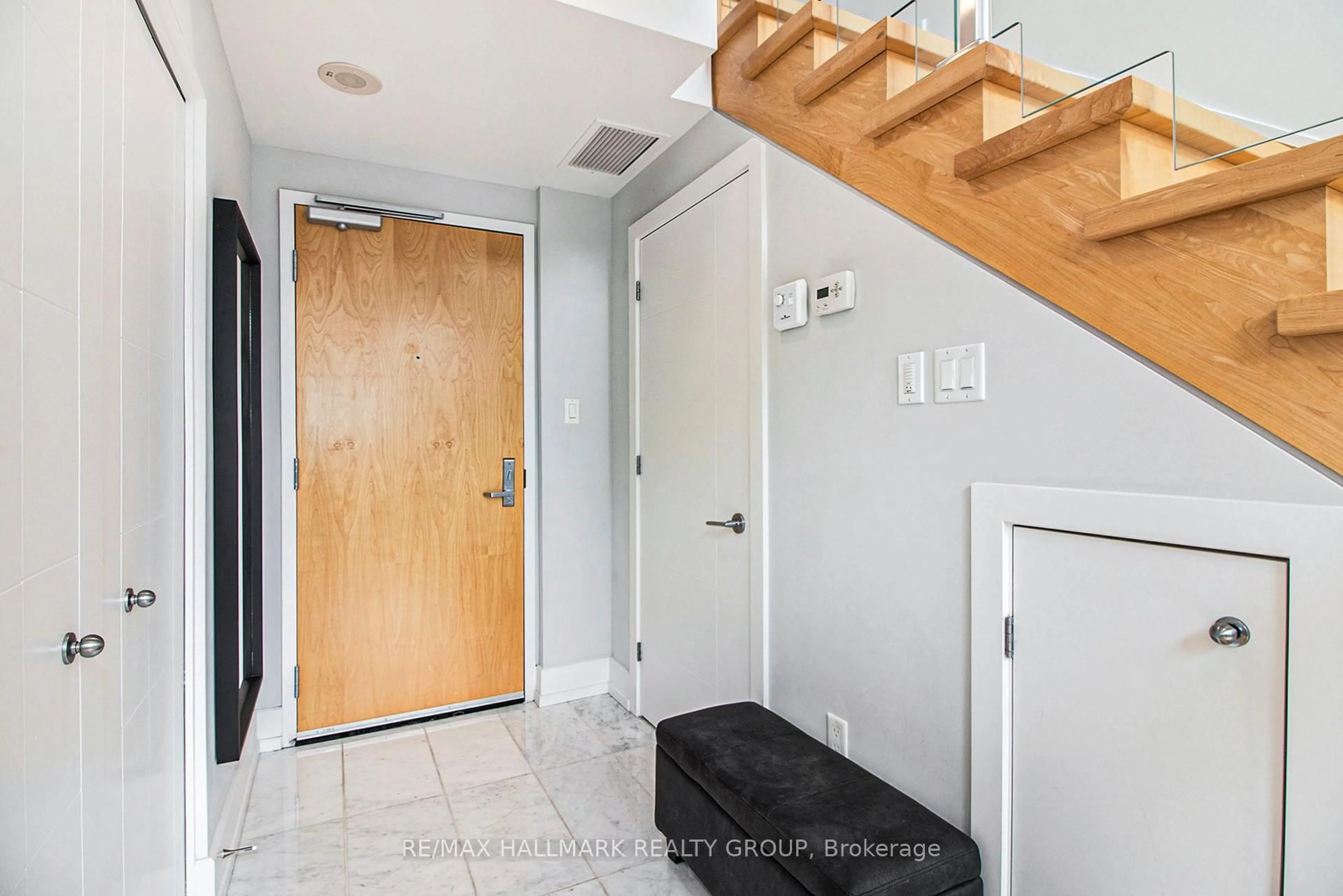 Indoor entryway for 197 Lisgar St #213, Ottawa Ontario K2P 0C3