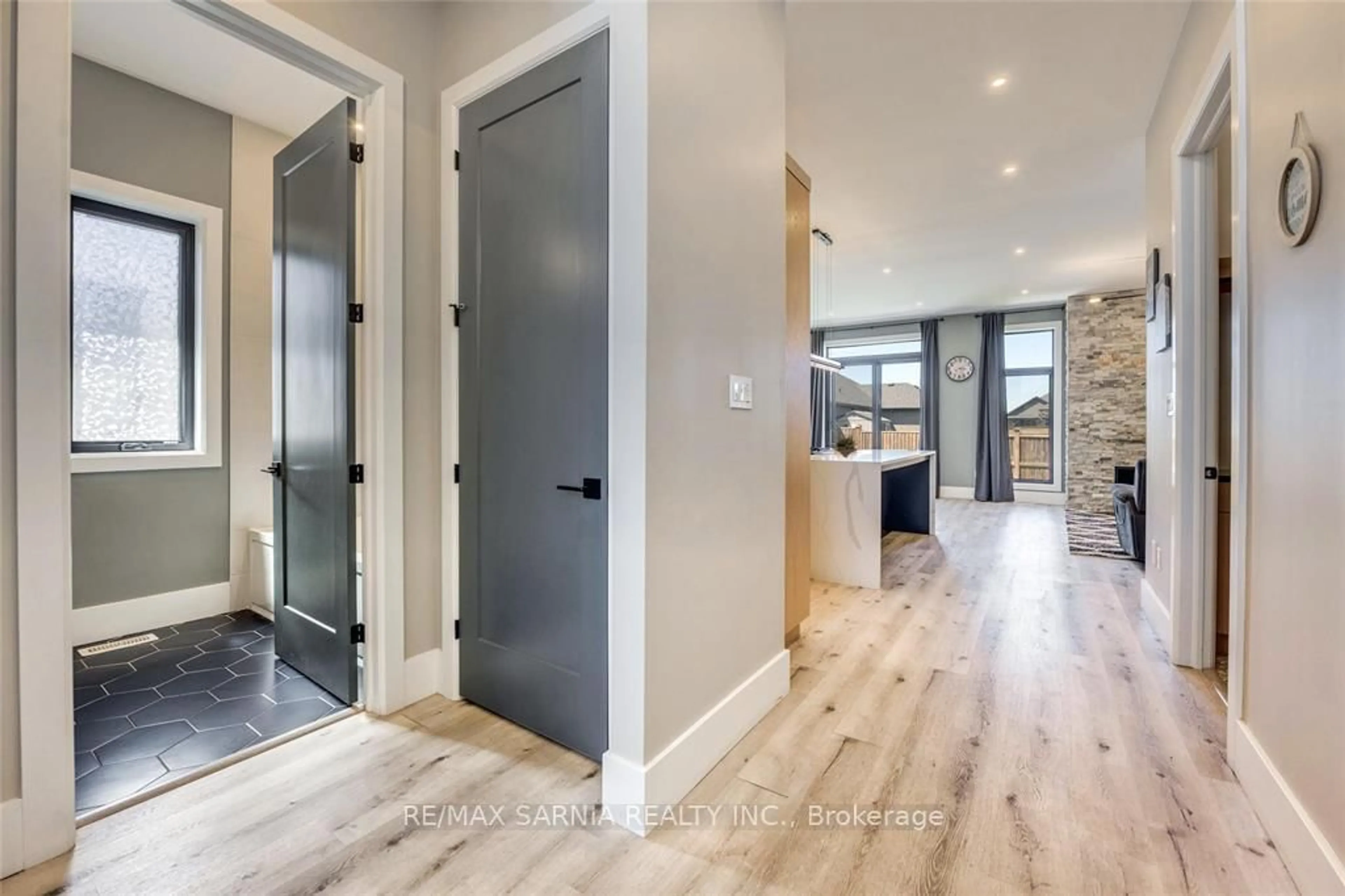Indoor entryway for 616 MEAD Crt, Sarnia Ontario N7W 0B5