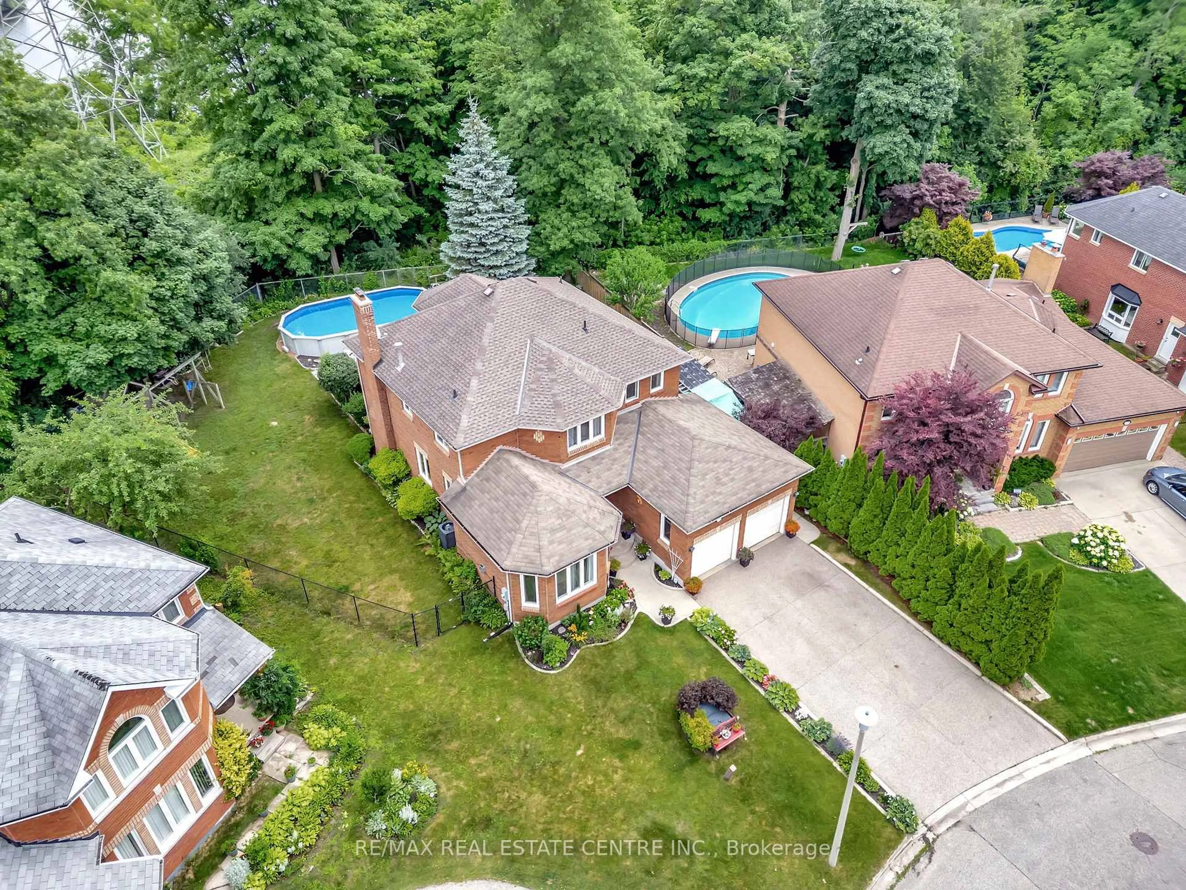 A pic from outside/outdoor area/front of a property/back of a property/a pic from drone, unknown for 72 Hilborn Ave, Cambridge Ontario N1T 1M8