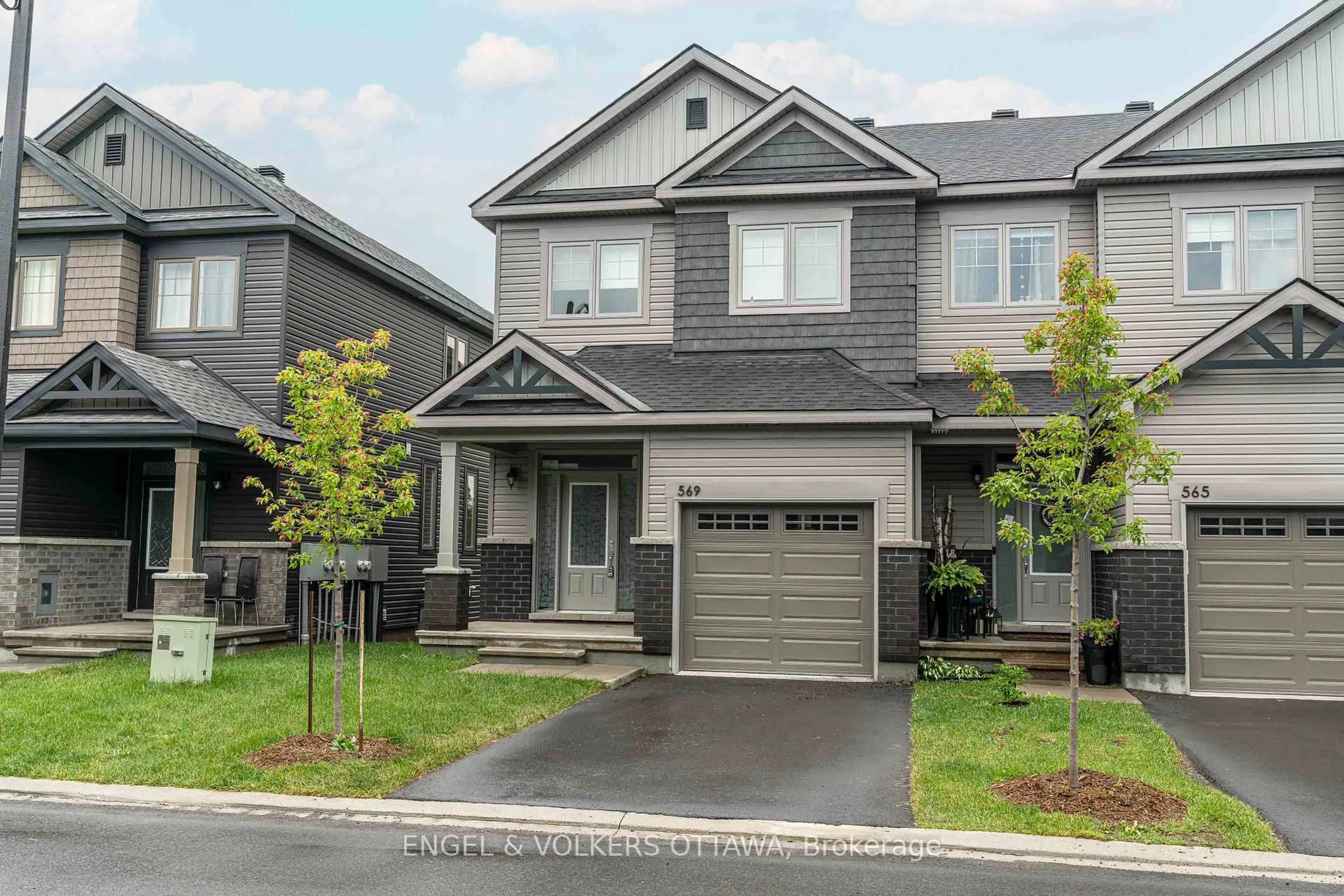 Home with vinyl exterior material, street for 569 Enclave Lane, Clarence-Rockland Ontario K4K 0M8