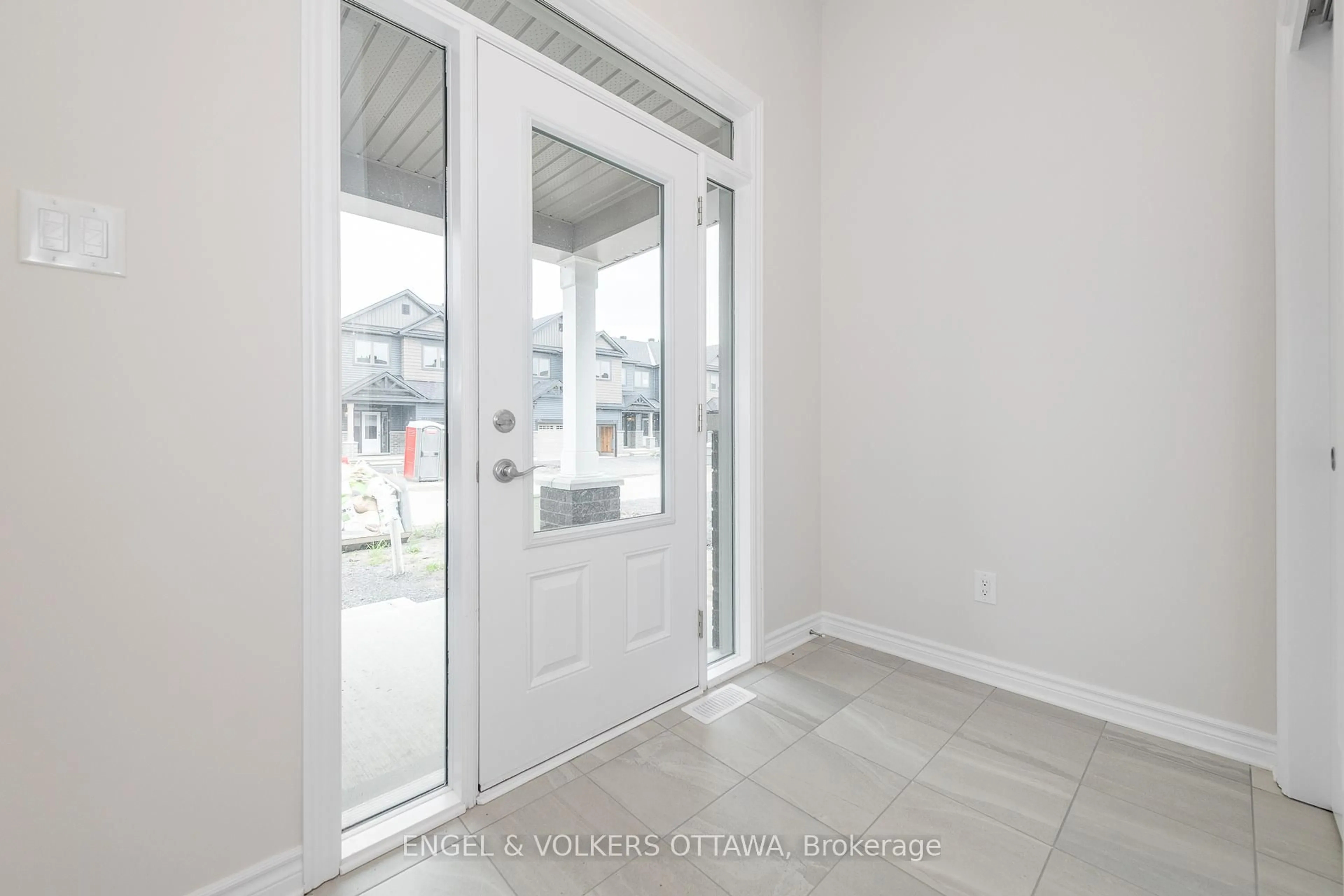 Indoor entryway for 569 Enclave Lane, Clarence-Rockland Ontario K4K 0M8