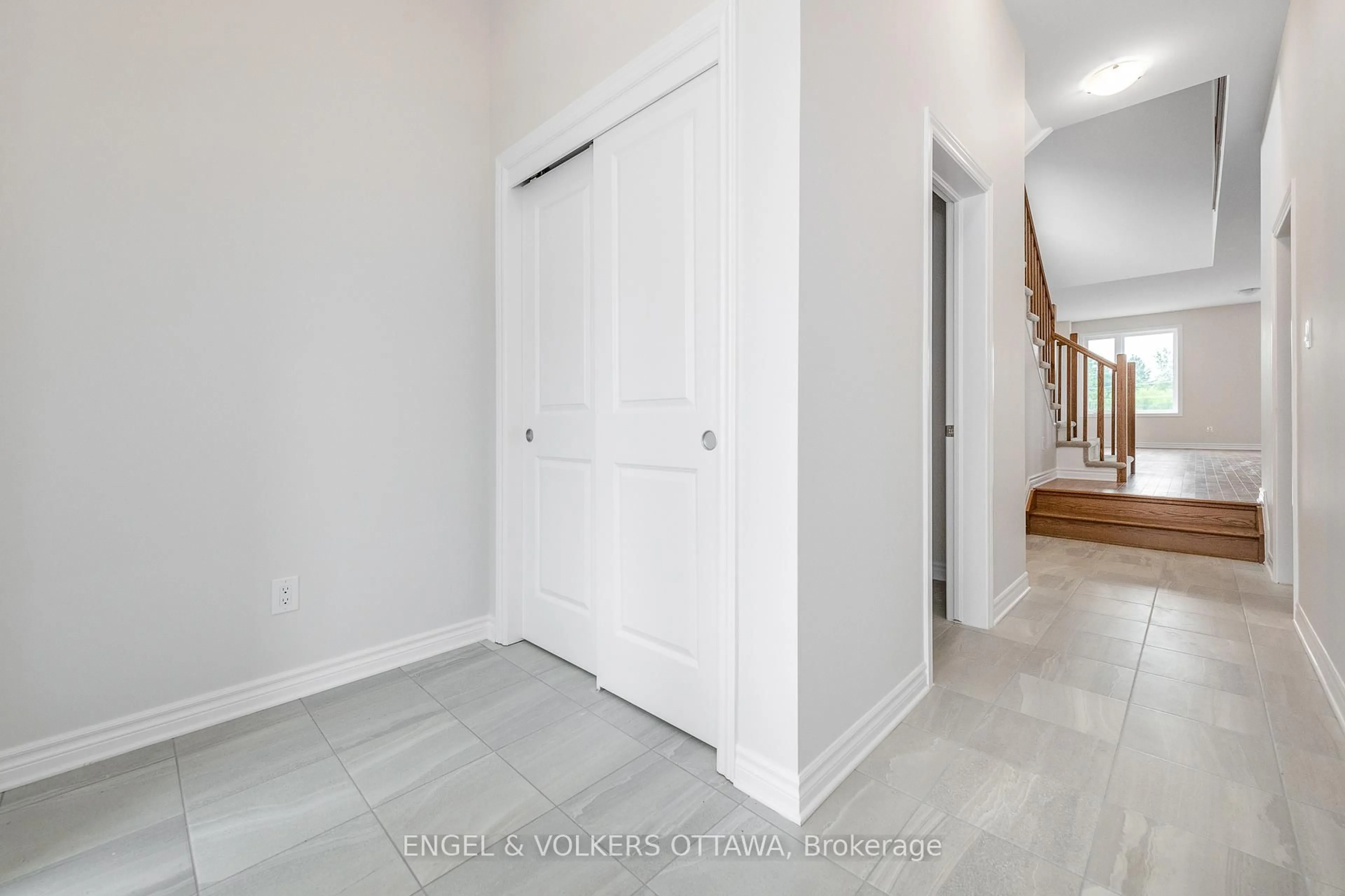 Indoor entryway for 569 Enclave Lane, Clarence-Rockland Ontario K4K 0M8