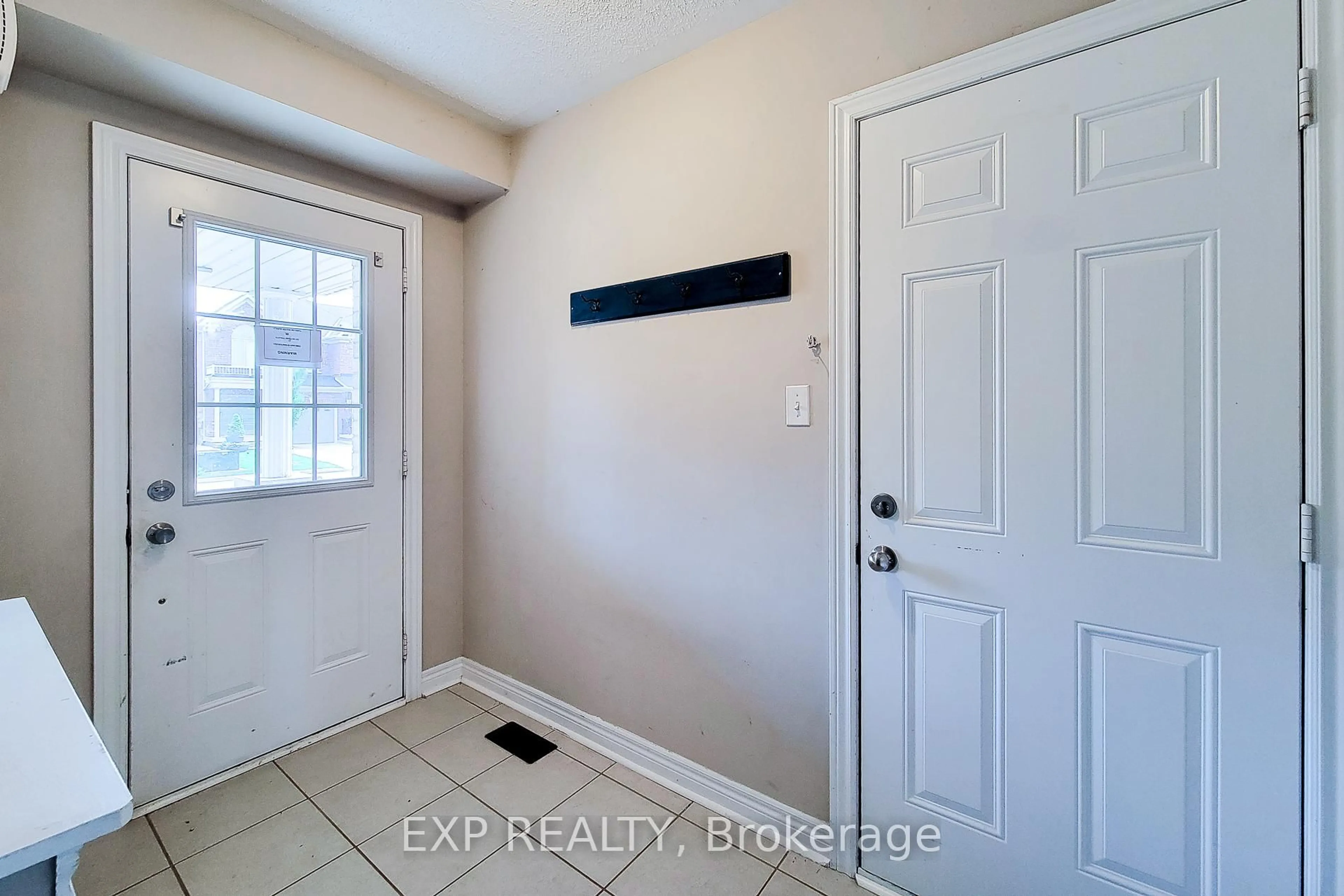 Indoor entryway for 113 Keith Cres, Niagara-on-the-Lake Ontario L0J 1J0