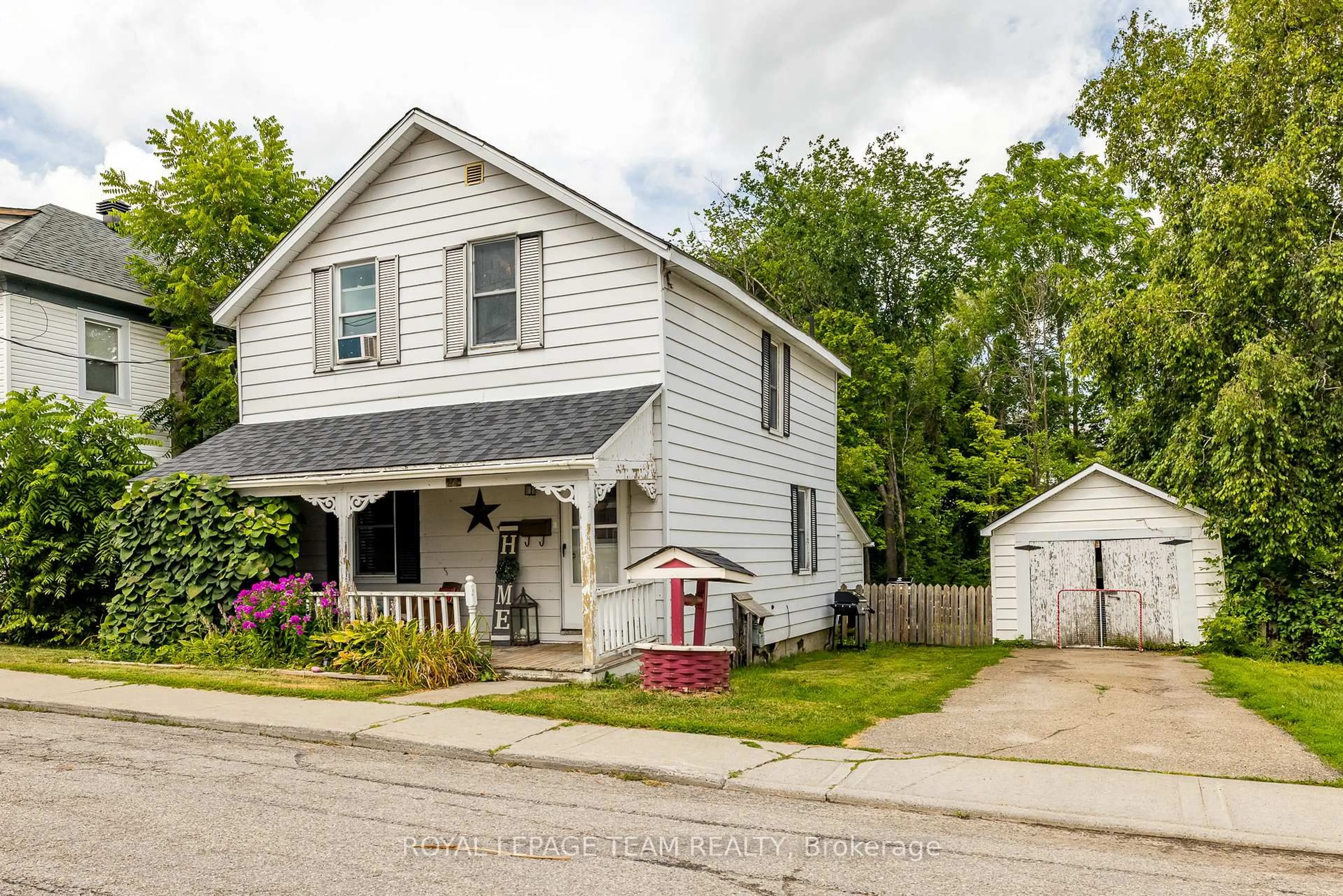 Home with vinyl exterior material, street for 14 River St, Smiths Falls Ontario K7A 3S2