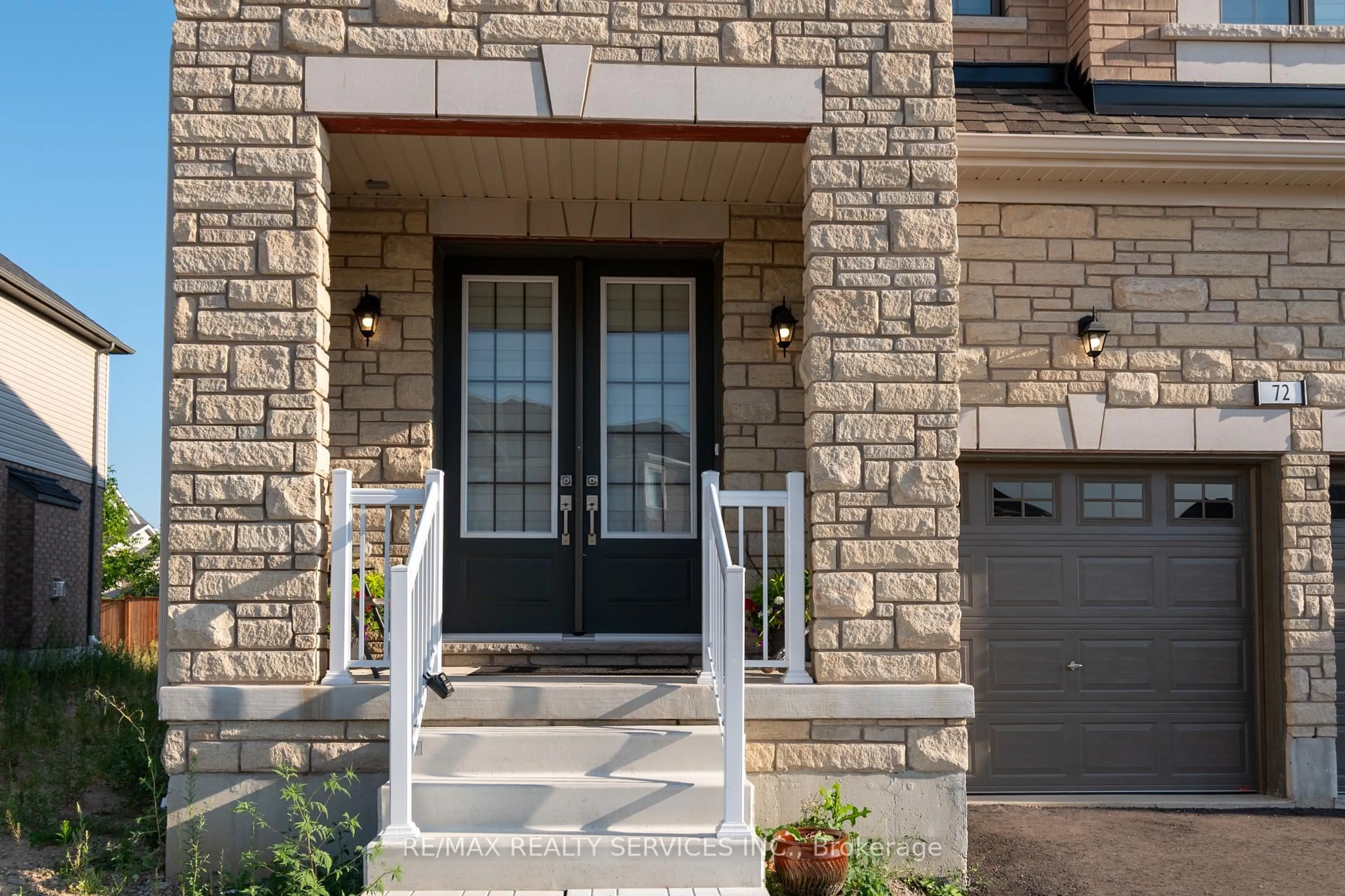 Indoor entryway for 72 Paperbirch Dr, Cambridge Ontario N1T 0G8
