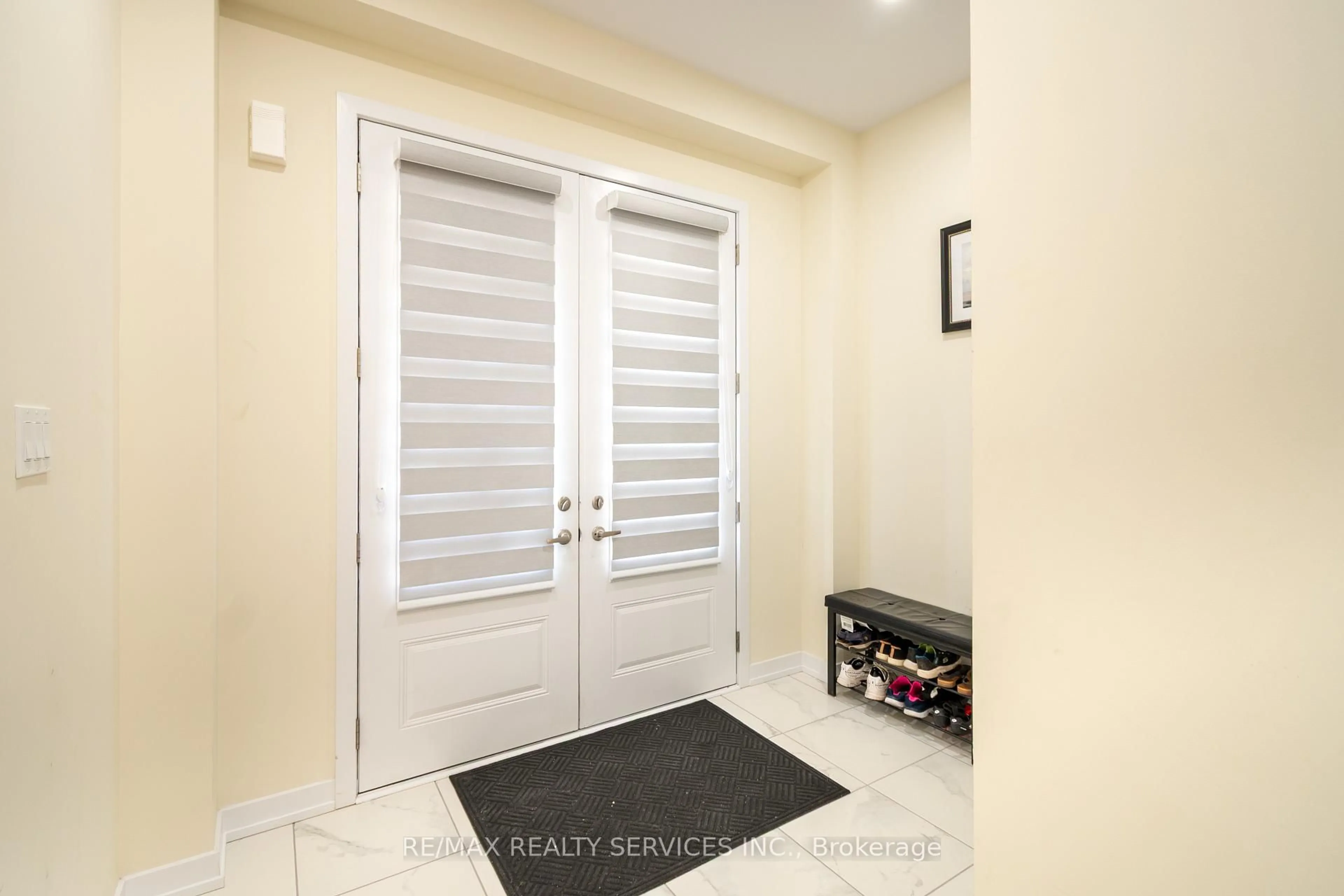 Indoor entryway for 72 Paperbirch Dr, Cambridge Ontario N1T 0G8