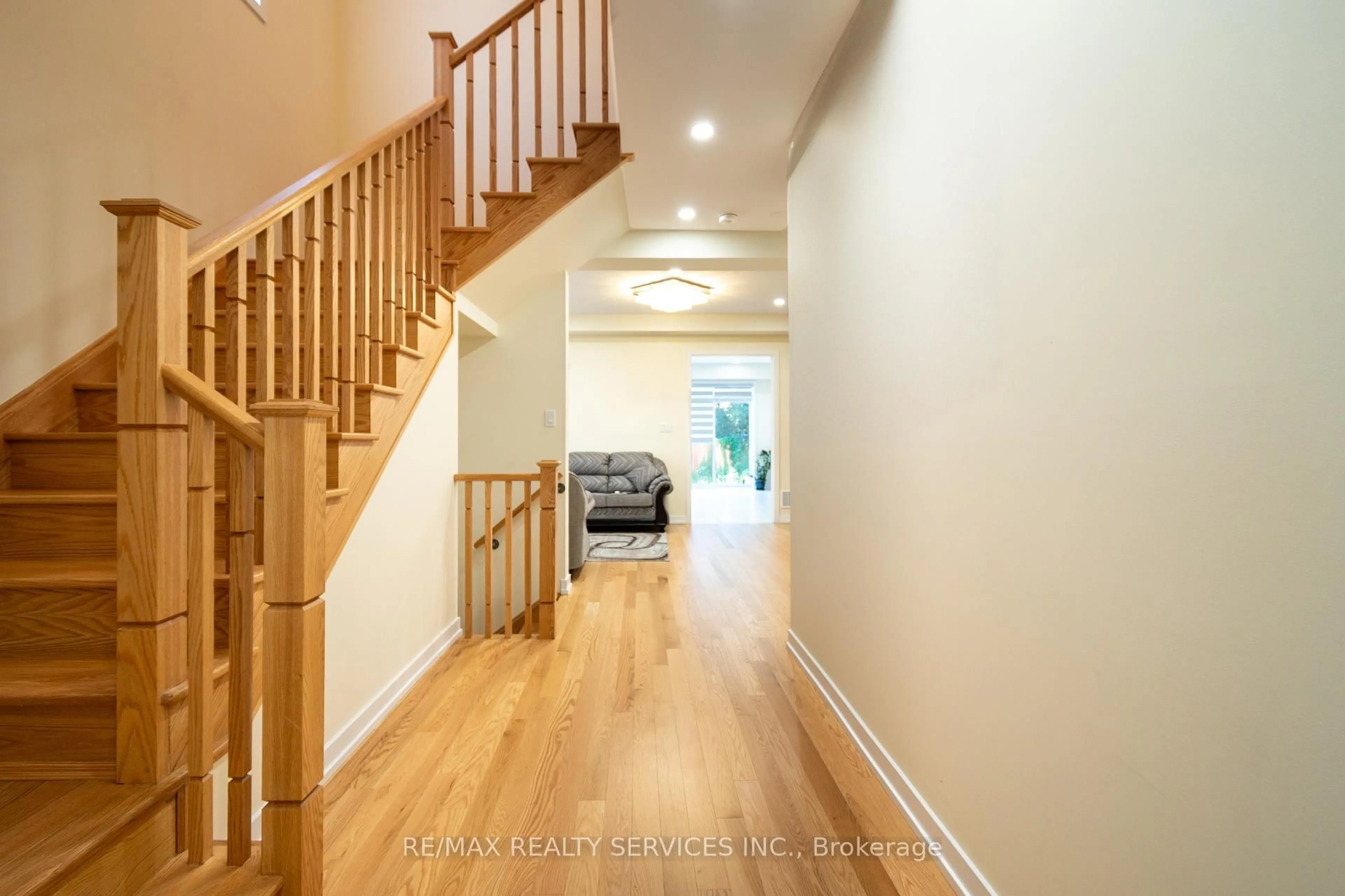 Indoor foyer for 72 Paperbirch Dr, Cambridge Ontario N1T 0G8