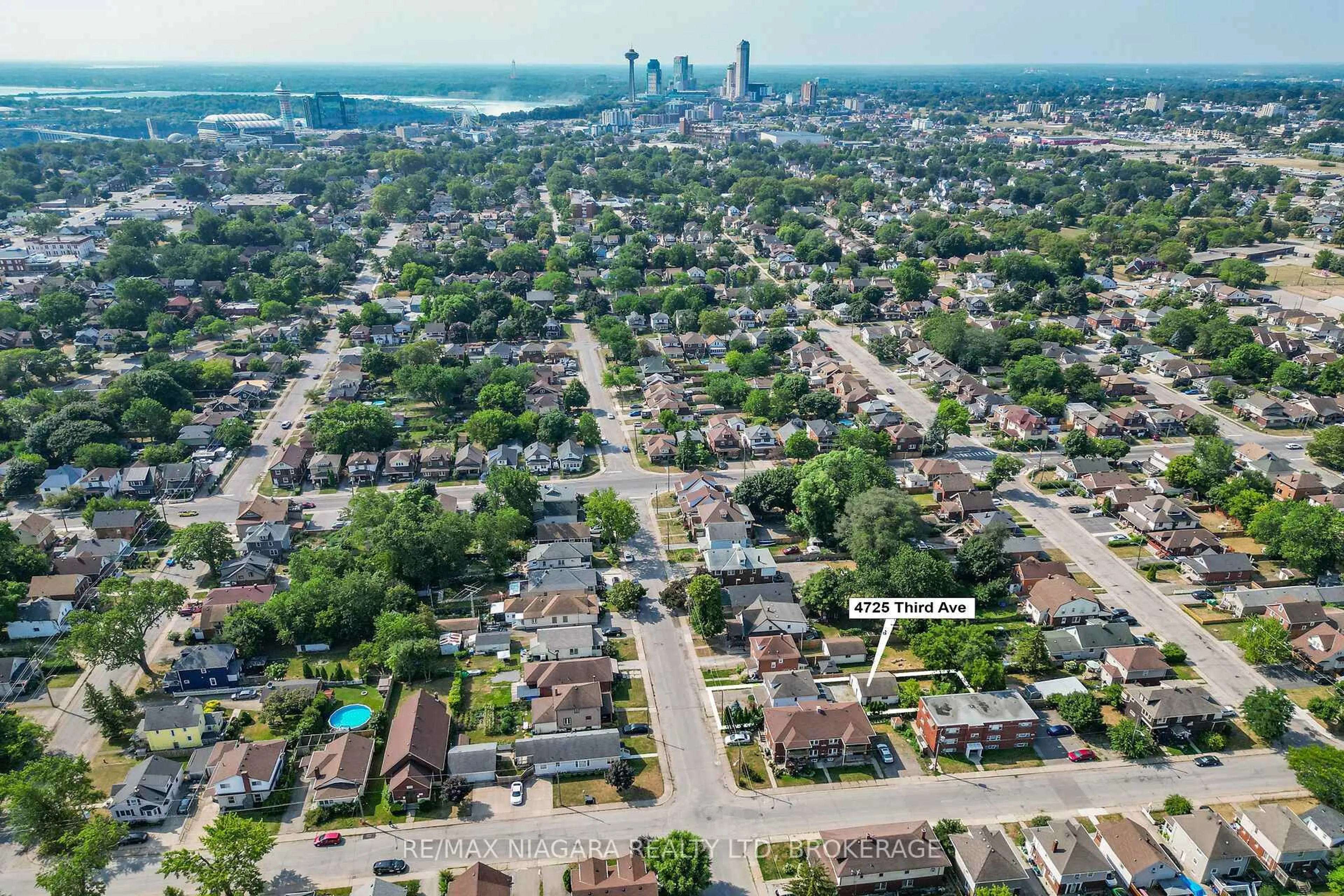 A pic from outside/outdoor area/front of a property/back of a property/a pic from drone, street for 4725 Third Ave, Niagara Falls Ontario L2E 4L7