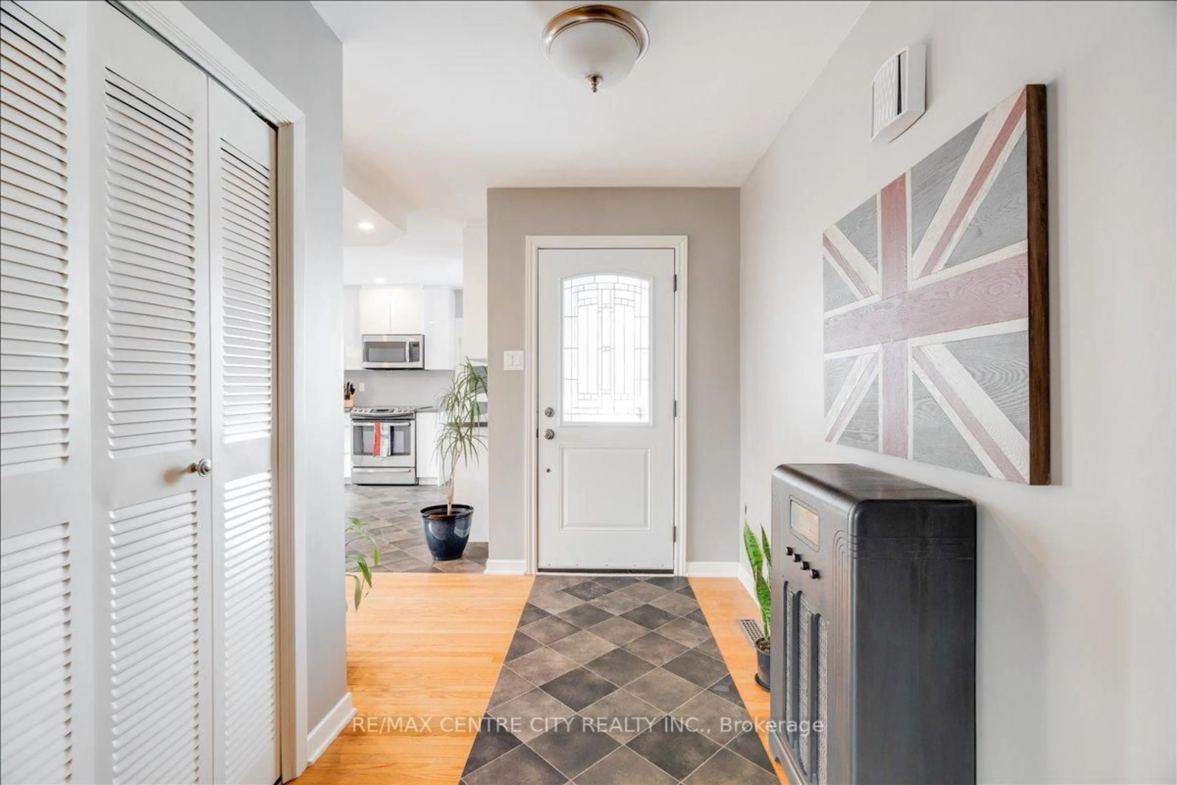 Indoor entryway for 11 Southland Dr, London South Ontario N6P 1C2