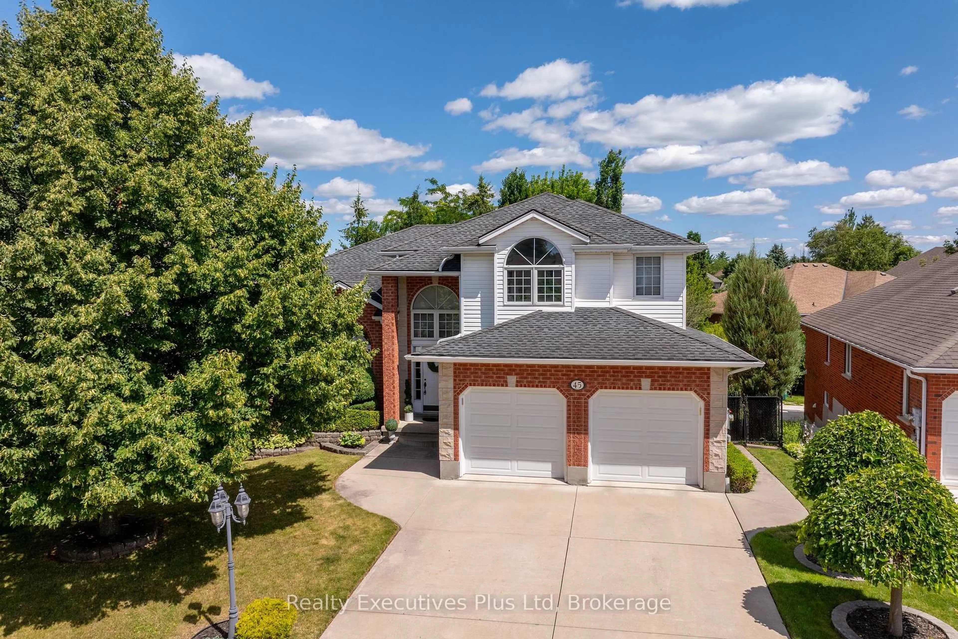 A pic from outside/outdoor area/front of a property/back of a property/a pic from drone, street for 45 Fieldstone Rd, Guelph Ontario N1L 1B4