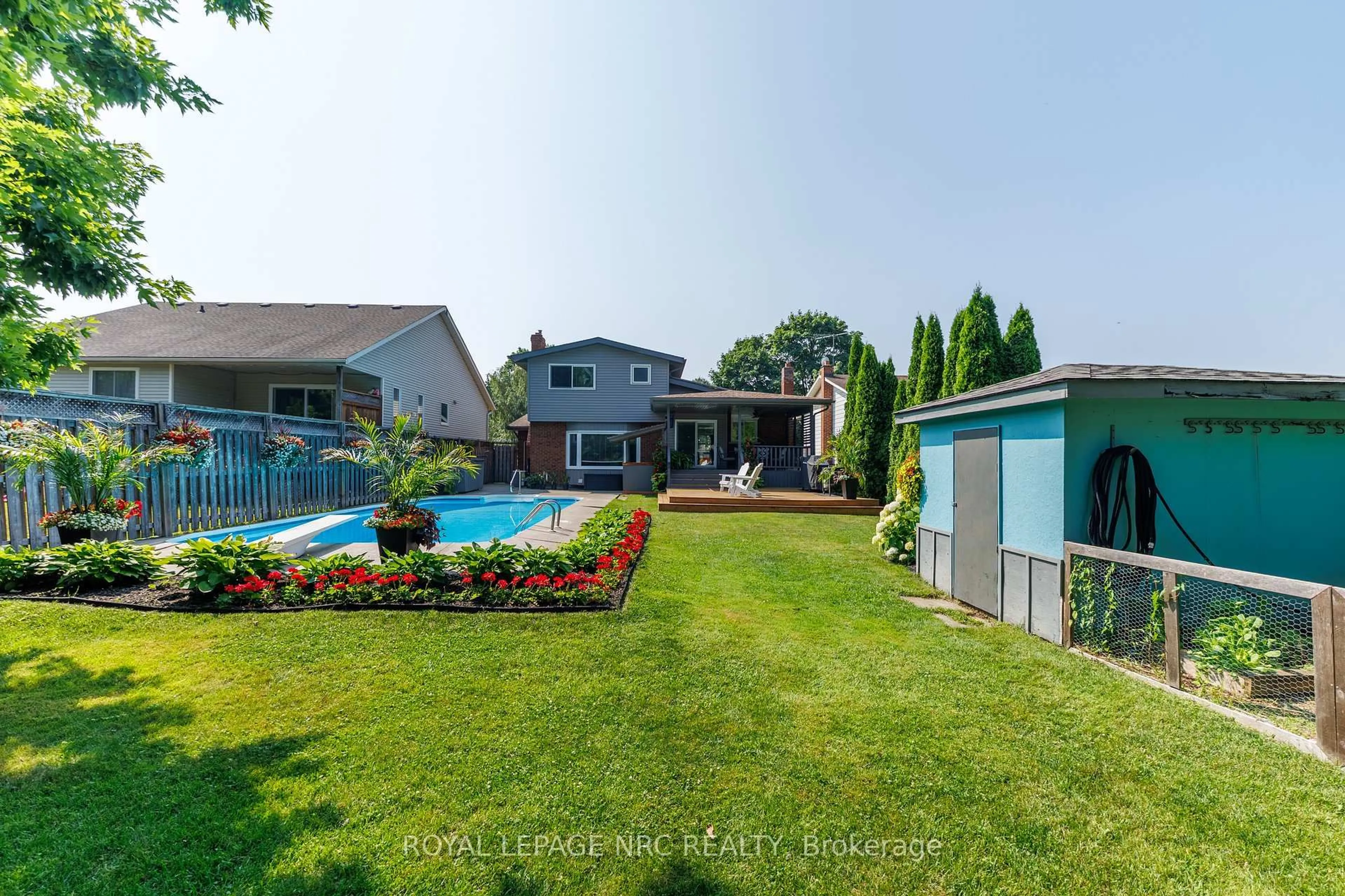 A pic from outside/outdoor area/front of a property/back of a property/a pic from drone, street for 11 Stephen St, St. Catharines Ontario L2N 6S4