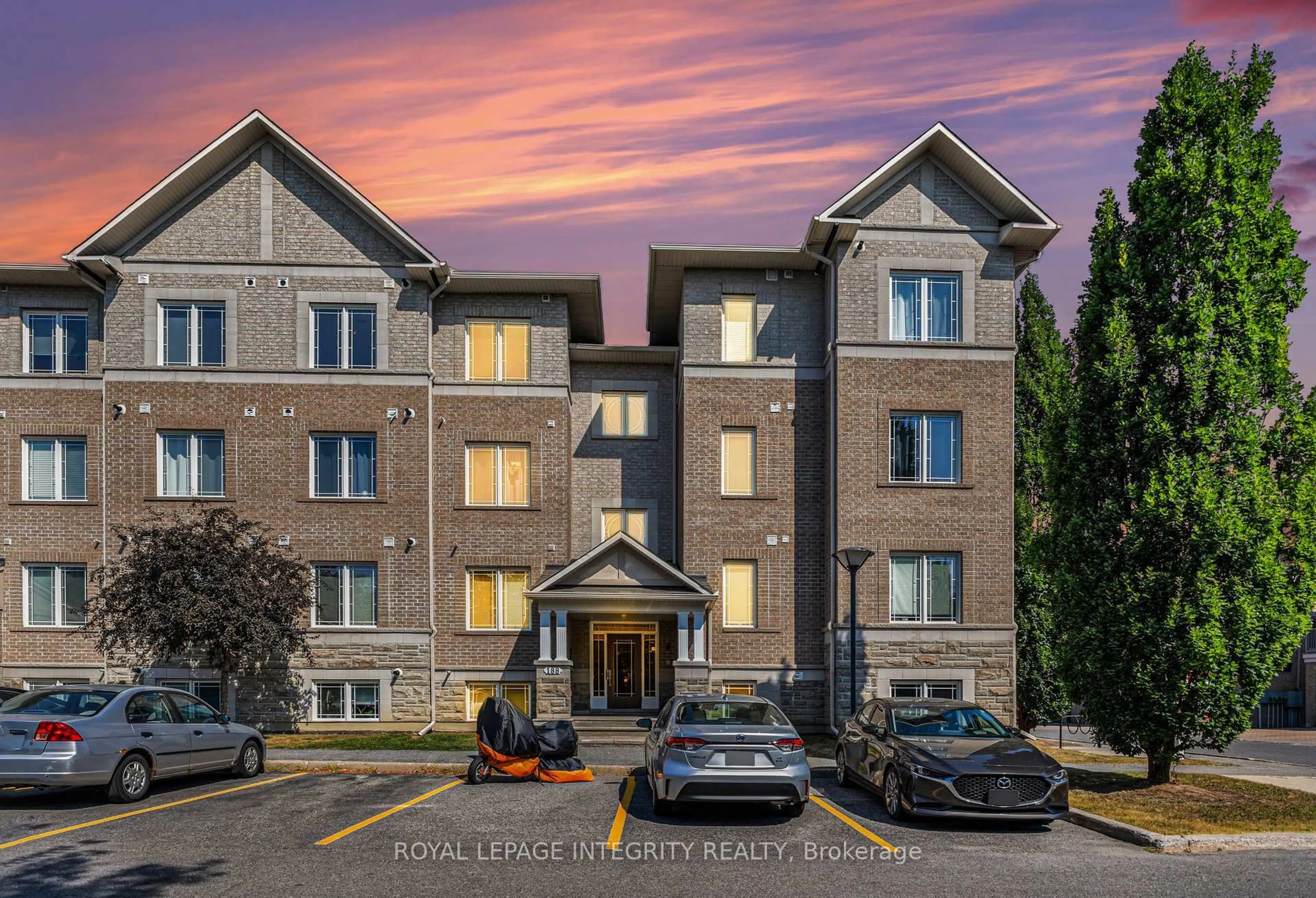 A pic from outside/outdoor area/front of a property/back of a property/a pic from drone, building for 188 Paseo Private #8, Ottawa Ontario K2G 4N7