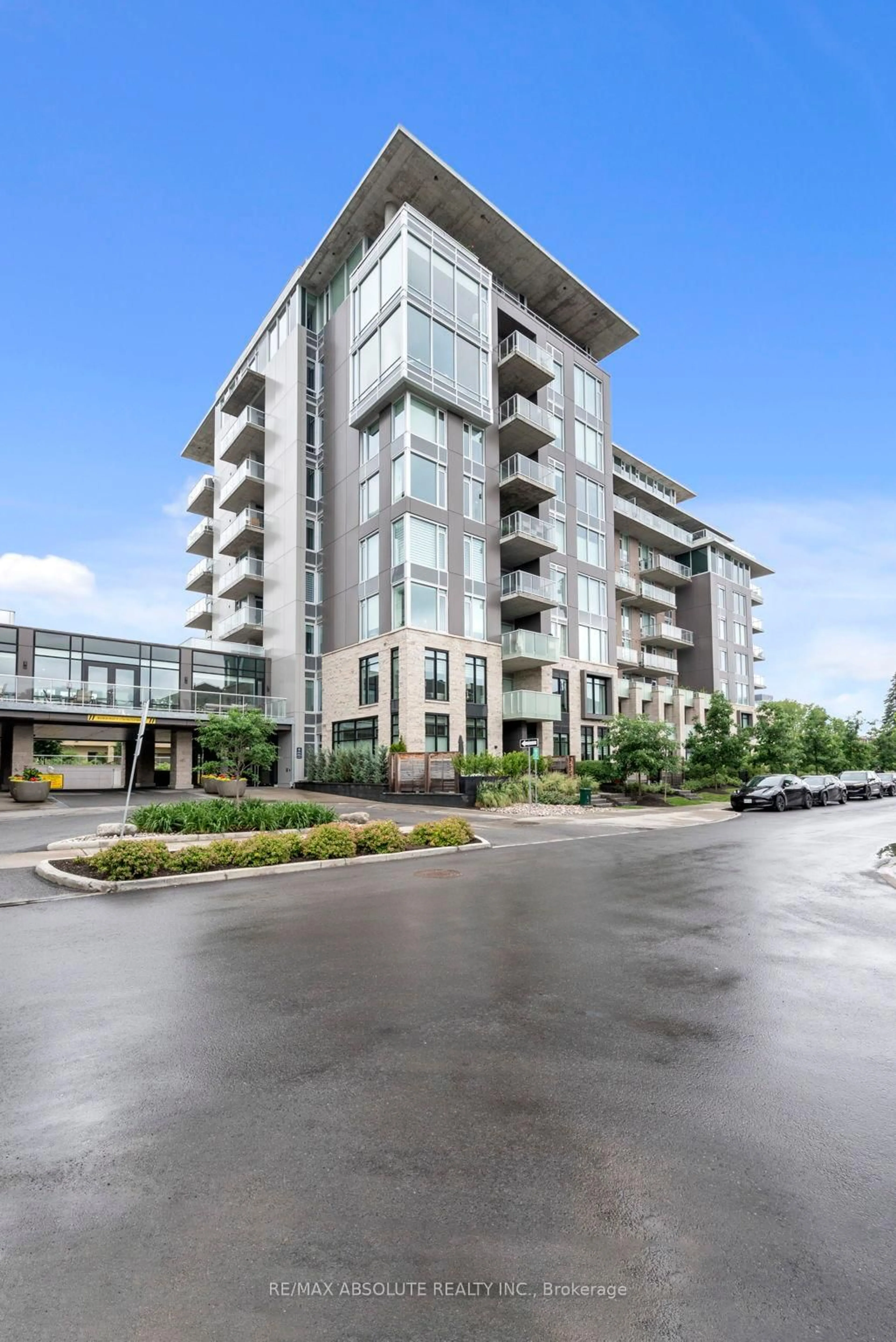 Indoor foyer for 570 De Mazenod Ave #510, Ottawa Ontario K1S 5X2