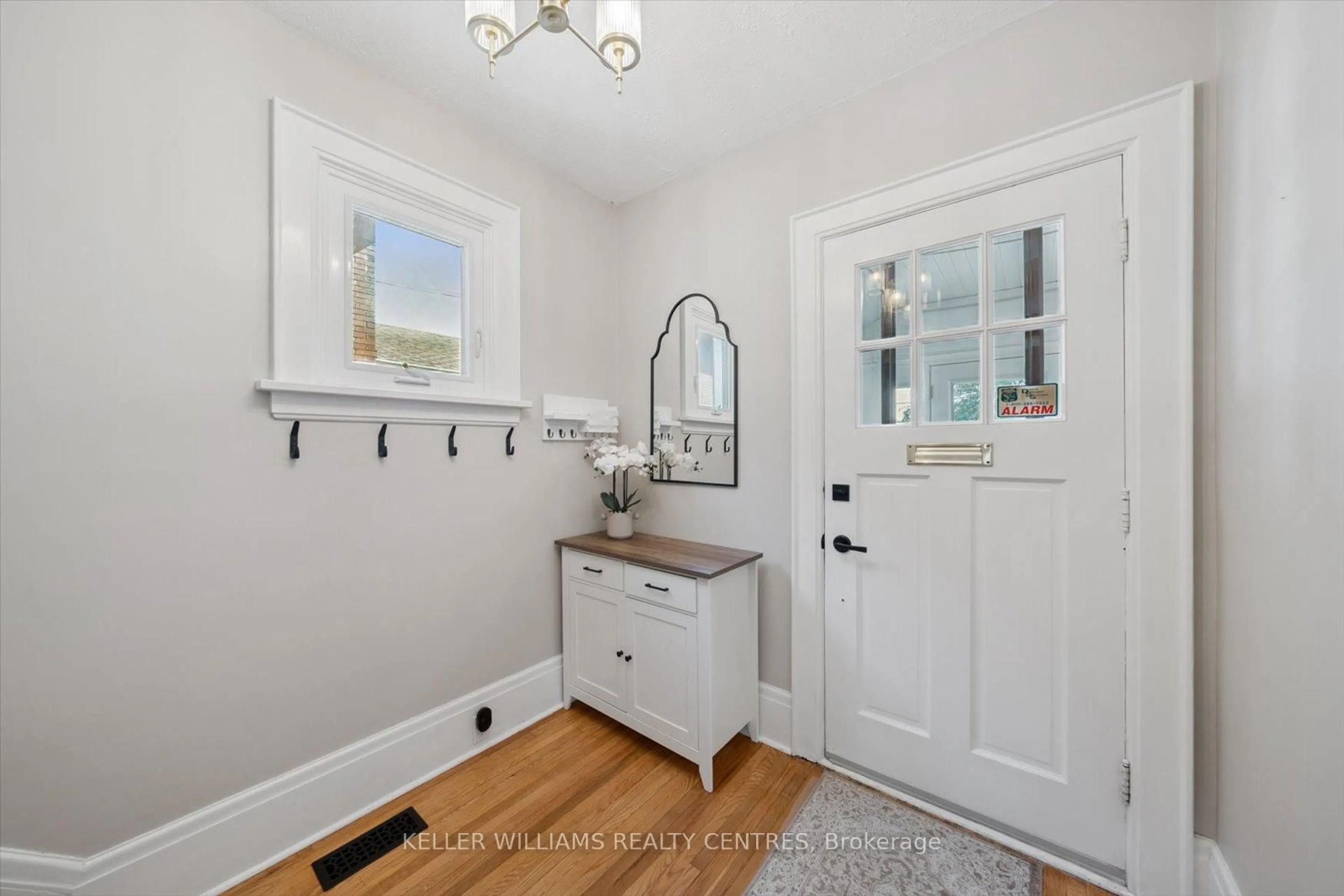 Indoor entryway for 591 Woolwich St, Guelph Ontario N1H 3Y5