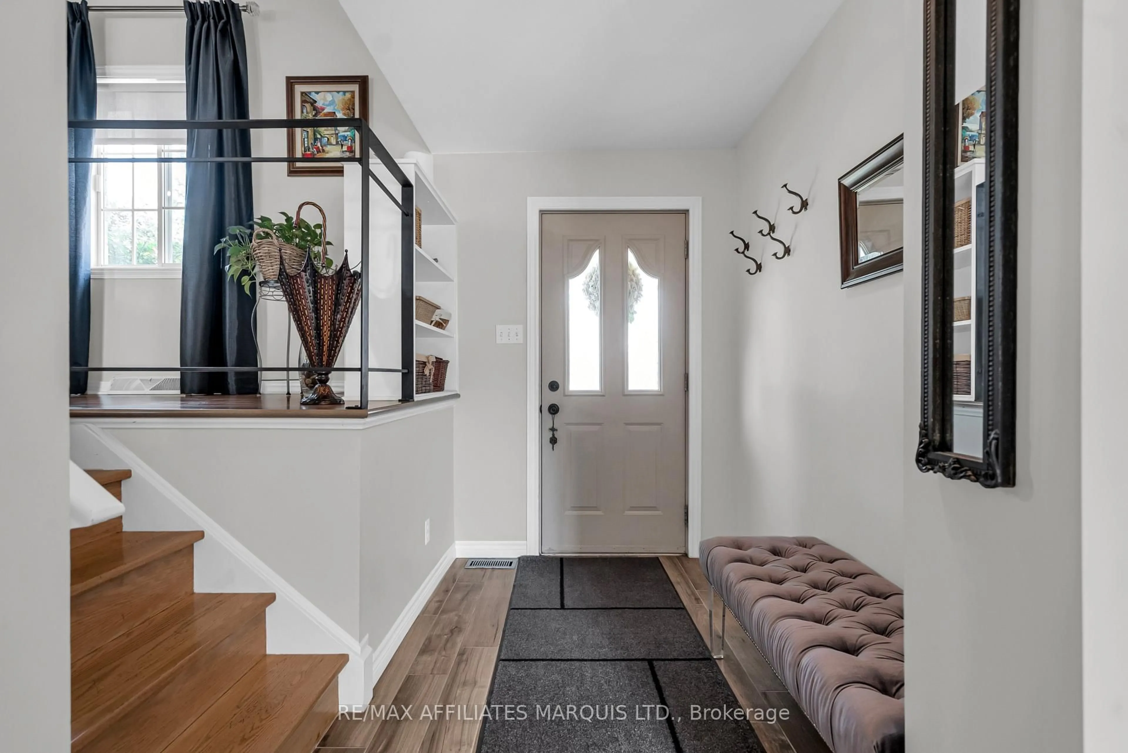Indoor entryway for 2145 Concorde Ave, Cornwall Ontario K6H 7E2