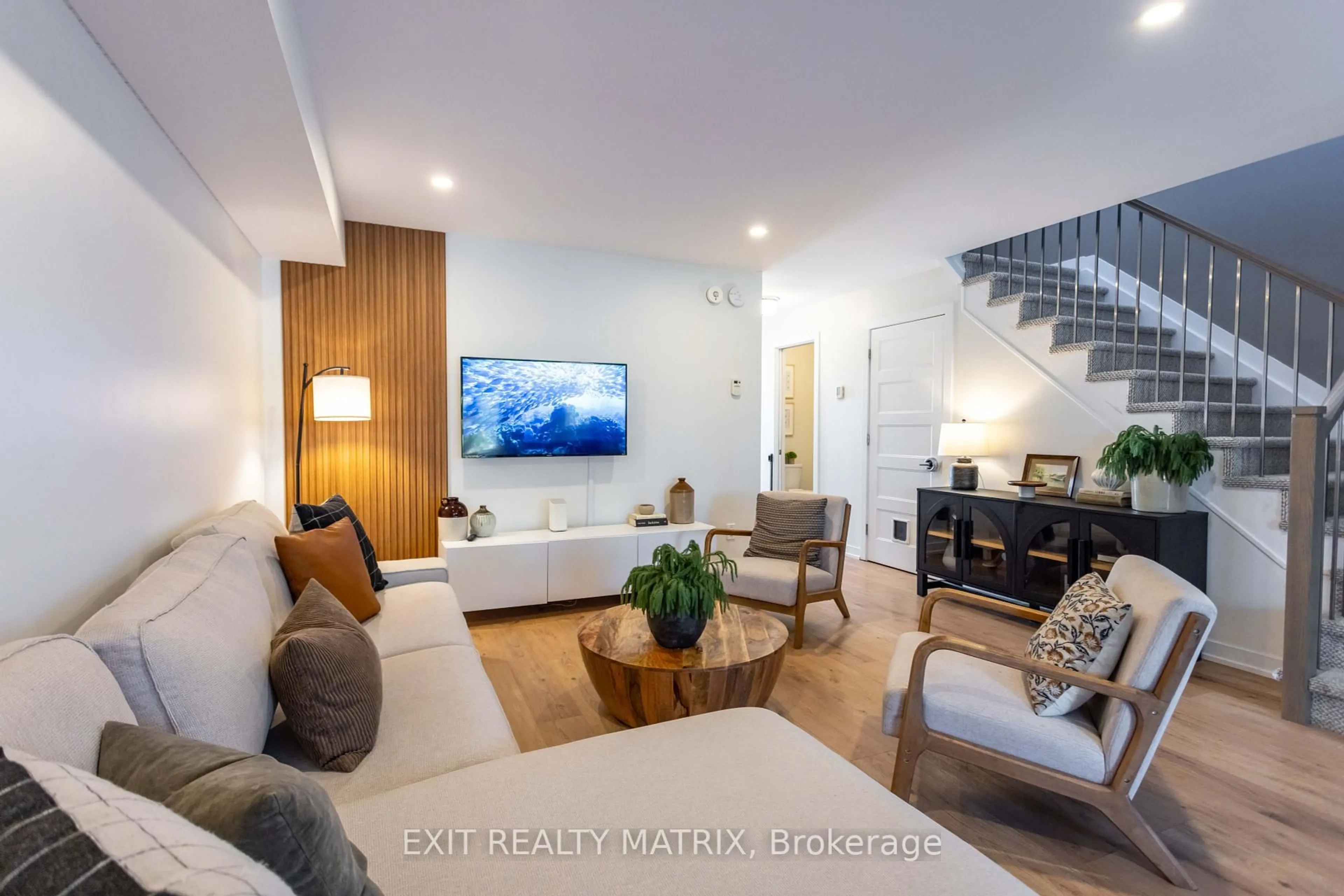 Living room with furniture, wood/laminate floor for 275 Belfort St, Russell Ontario K0A 1W0