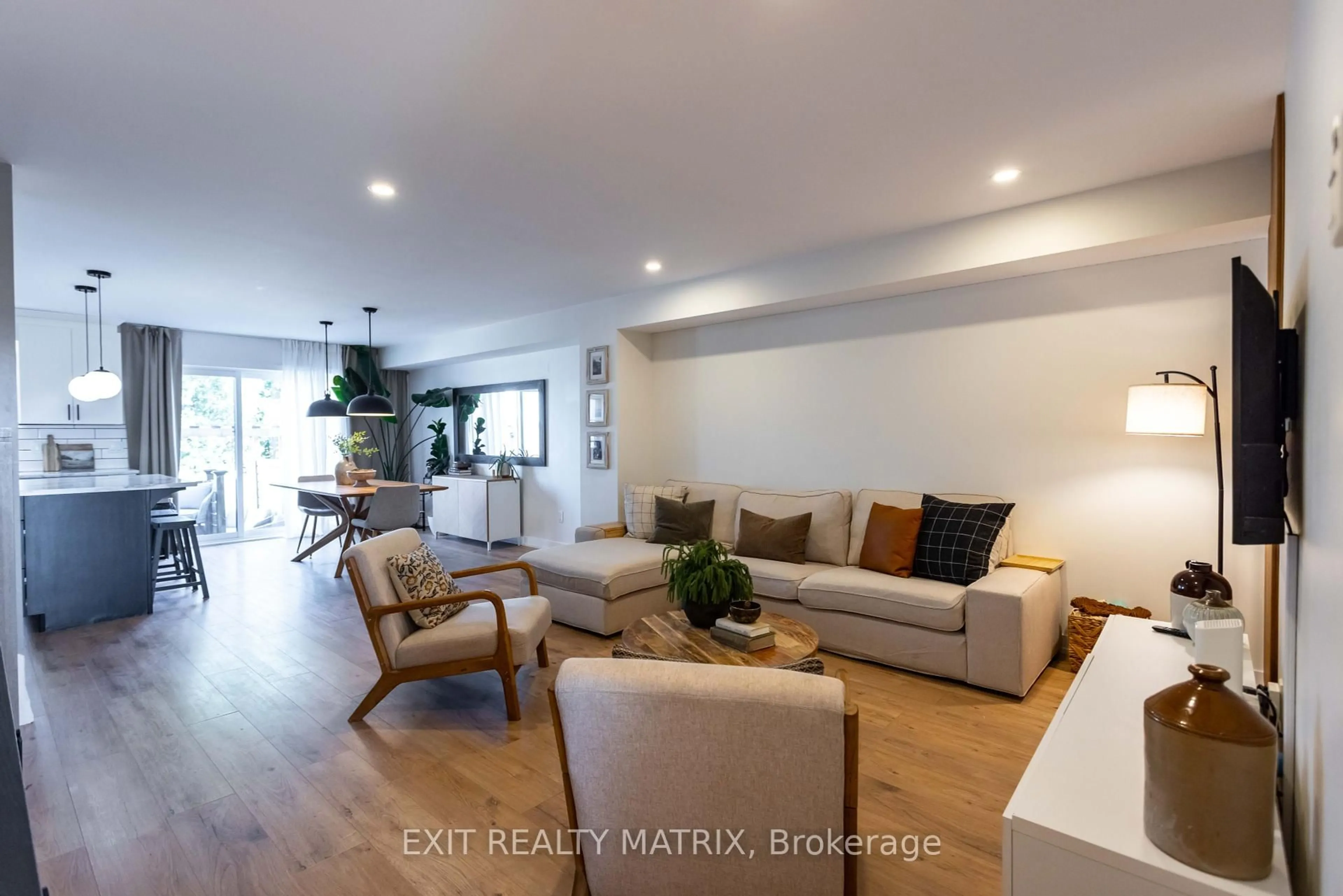 Living room with furniture, unknown for 275 Belfort St, Russell Ontario K0A 1W0