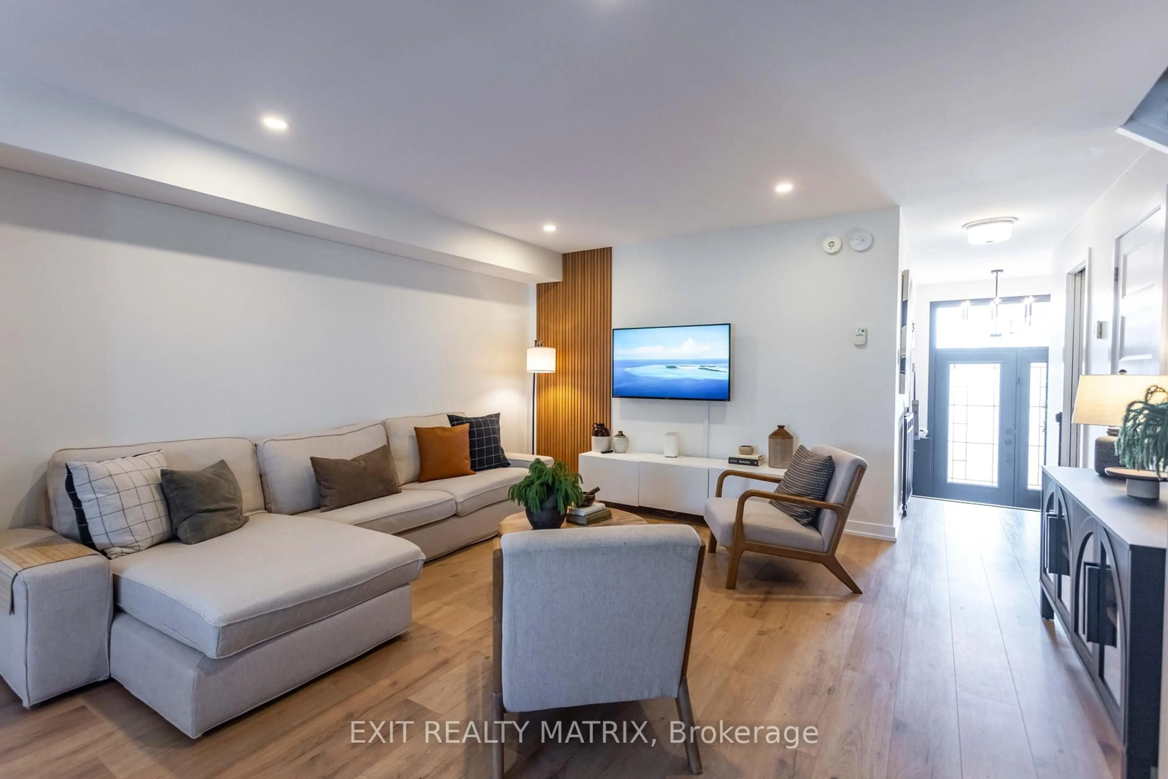 Living room with furniture, wood/laminate floor for 275 Belfort St, Russell Ontario K0A 1W0