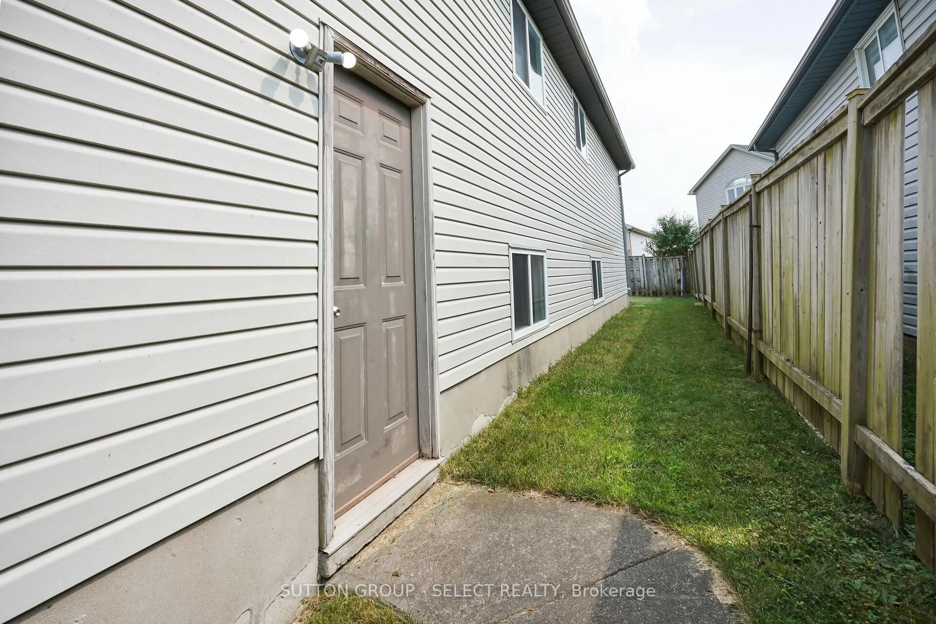 Unknown for 165 THURMAN Circ, London East Ontario N5Z 4V1