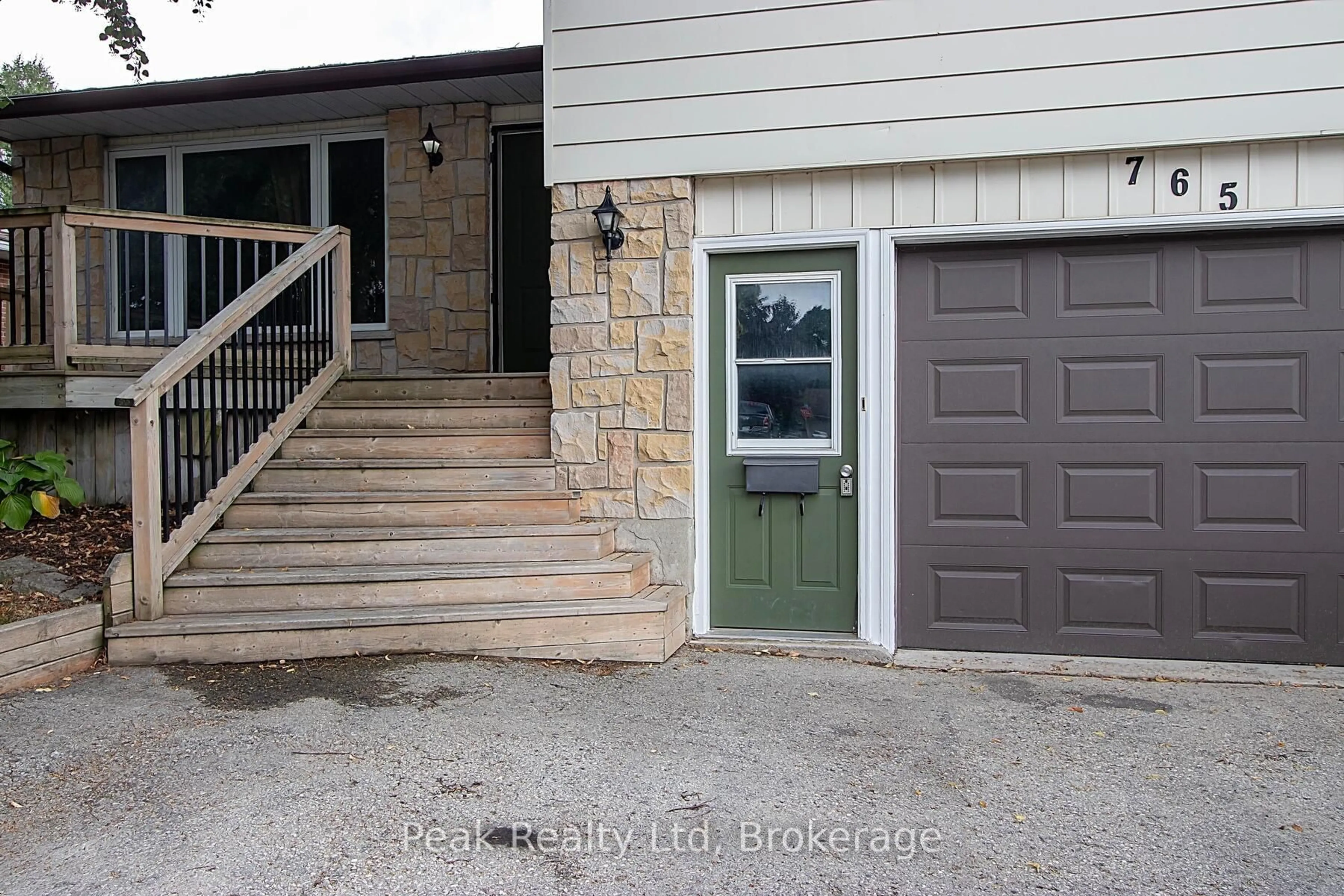 Indoor entryway for 765 John St, North Perth Ontario N4W 1B6