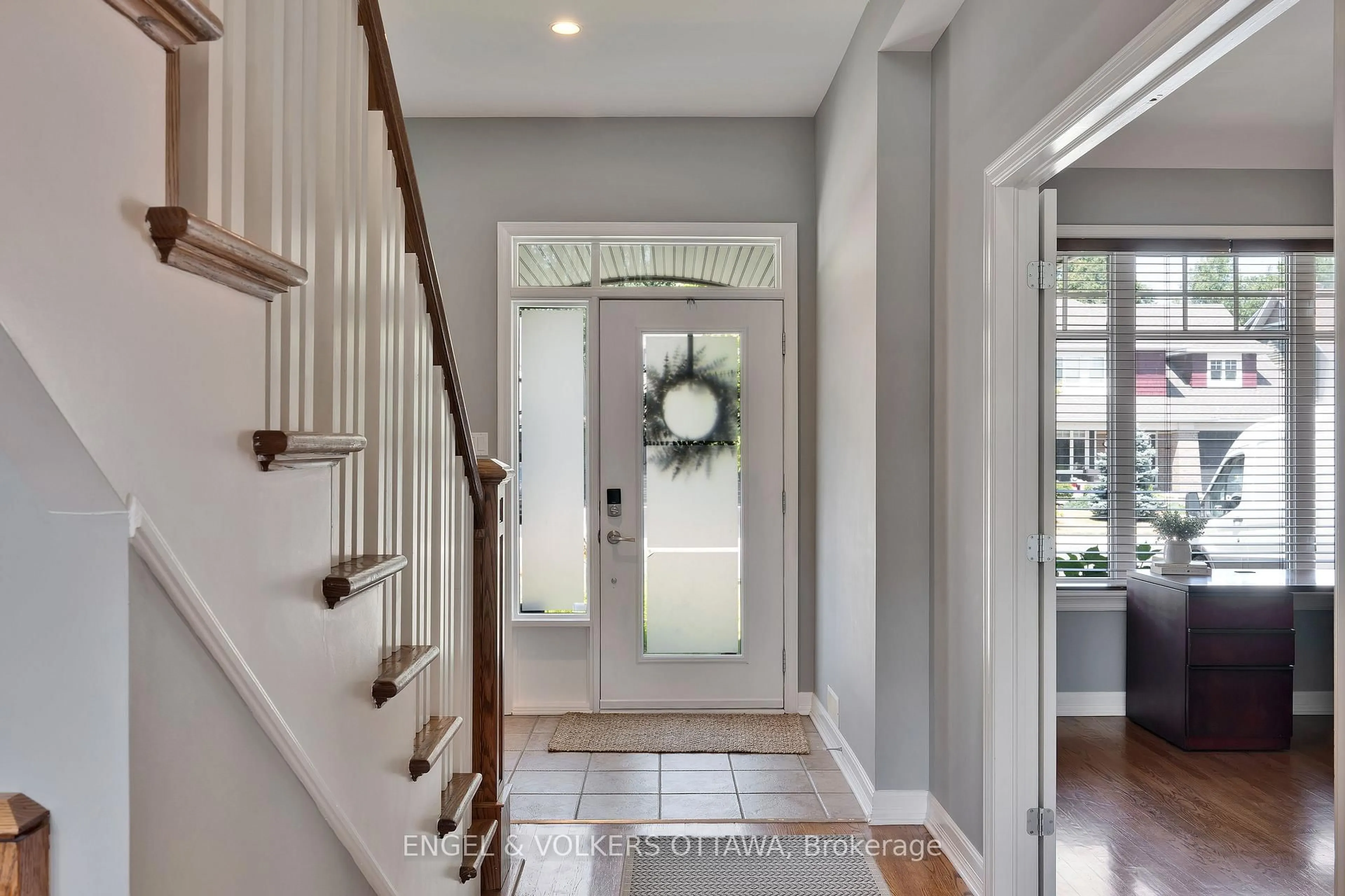 Indoor entryway for 12 Oakbriar Cres, Ottawa Ontario K2J 5E9