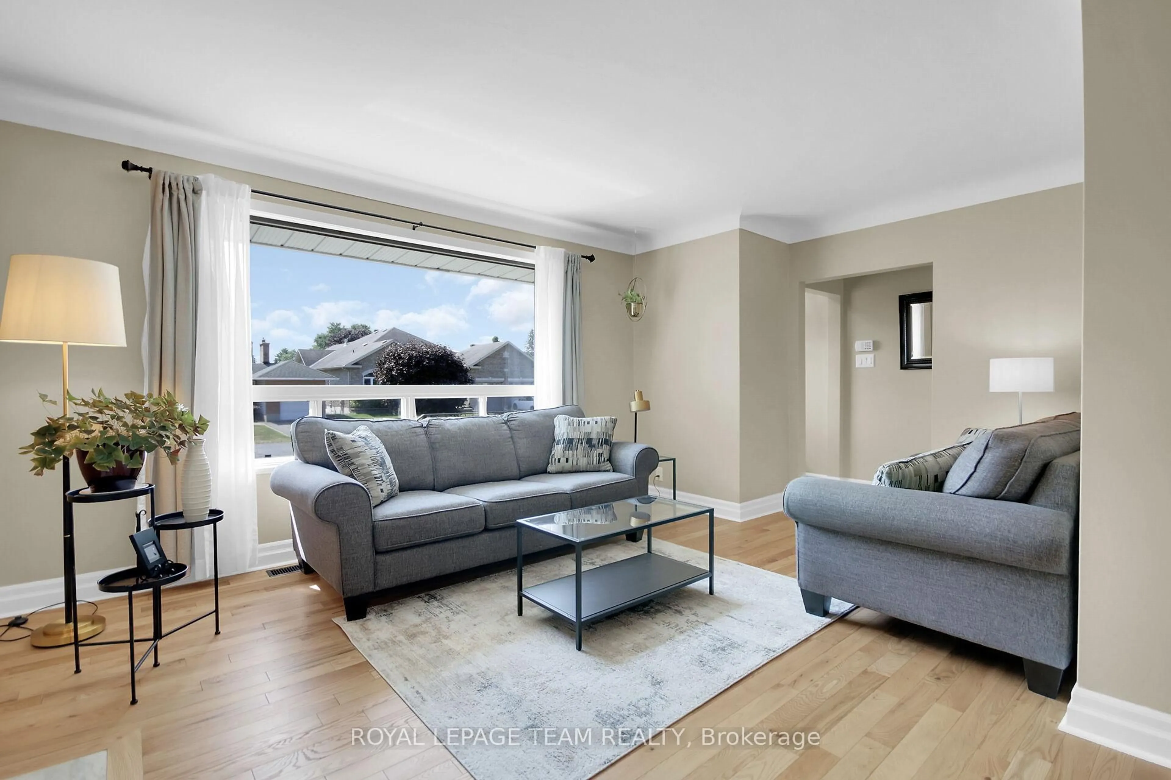 Living room with furniture, unknown for 43 Epworth Ave, Ottawa Ontario K2G 2L8