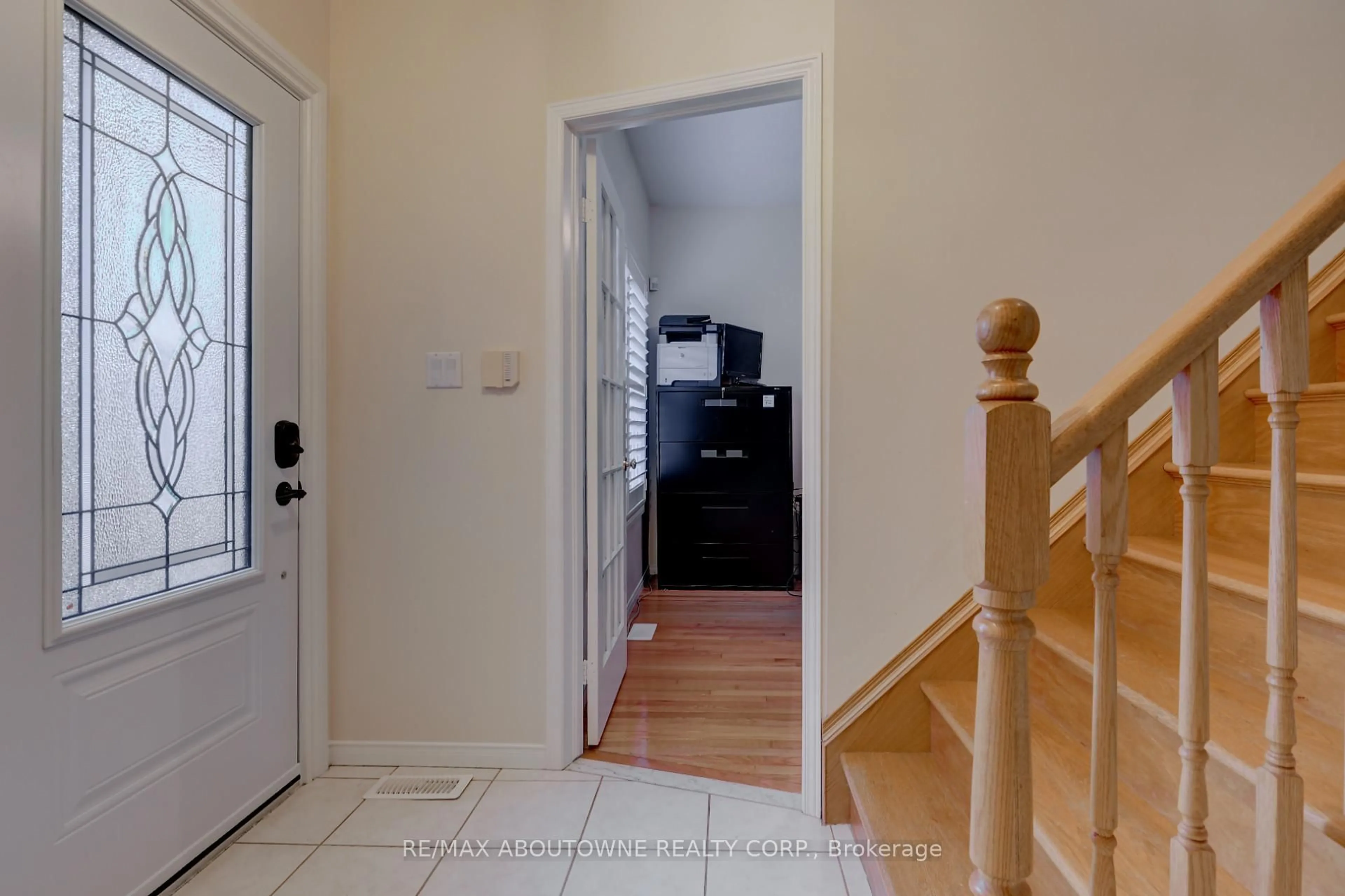 Indoor entryway for 163 Fano Dr, Hamilton Ontario L8W 3X3
