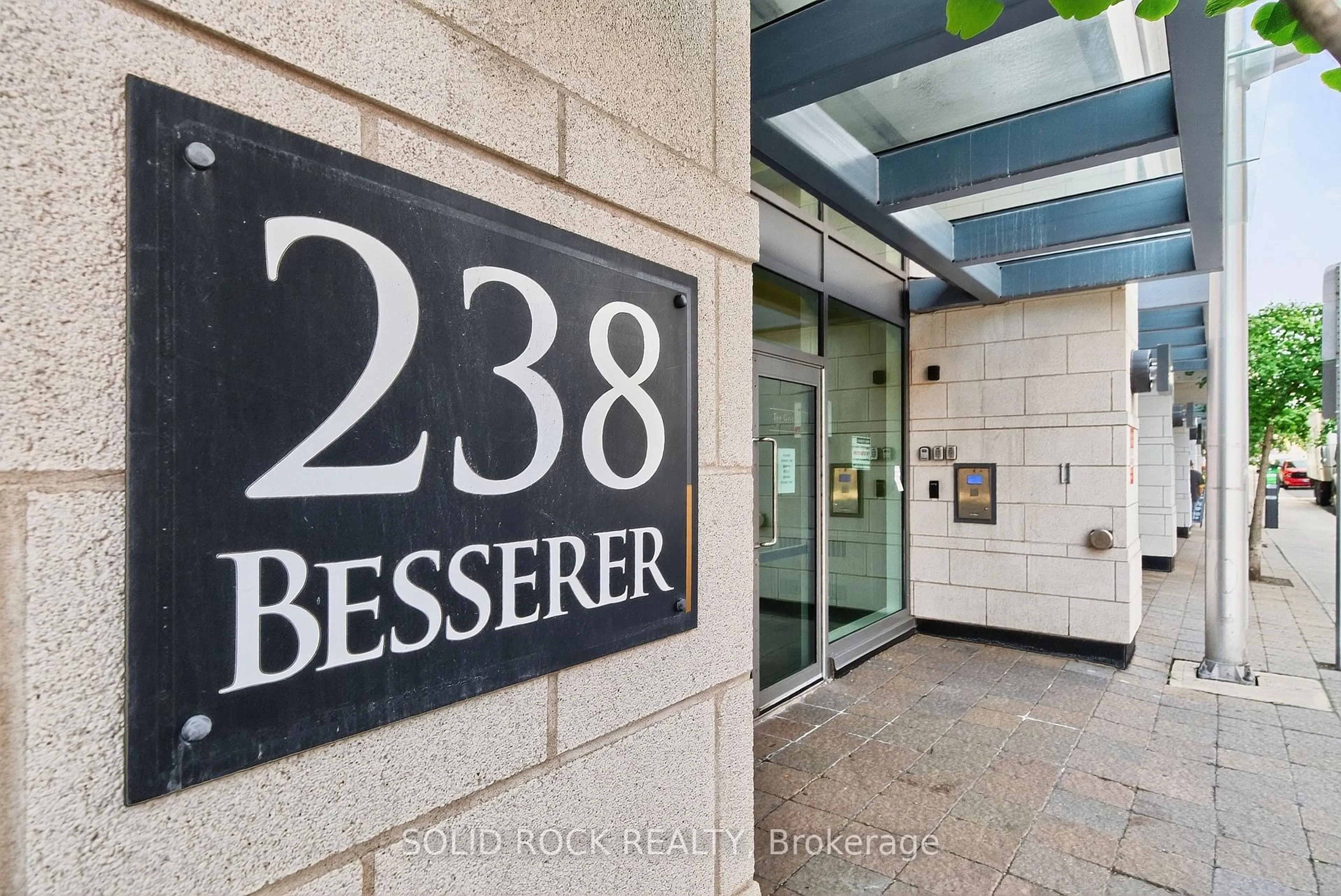 Indoor foyer for 238 Besserer St #703, Ottawa Ontario K1N 6B1