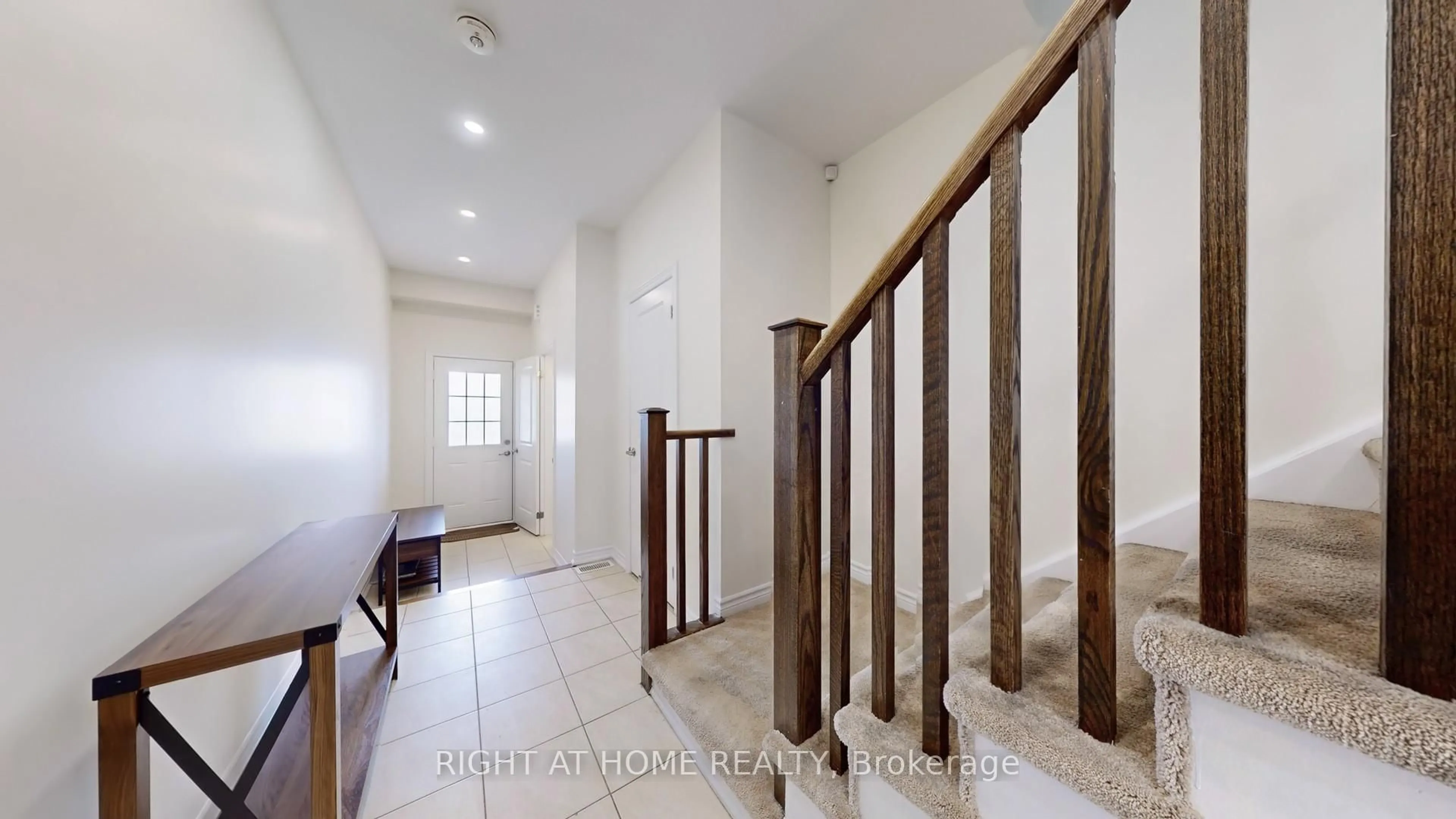 Indoor entryway for 124 Mosaic Dr, Hamilton Ontario L8B 1W4