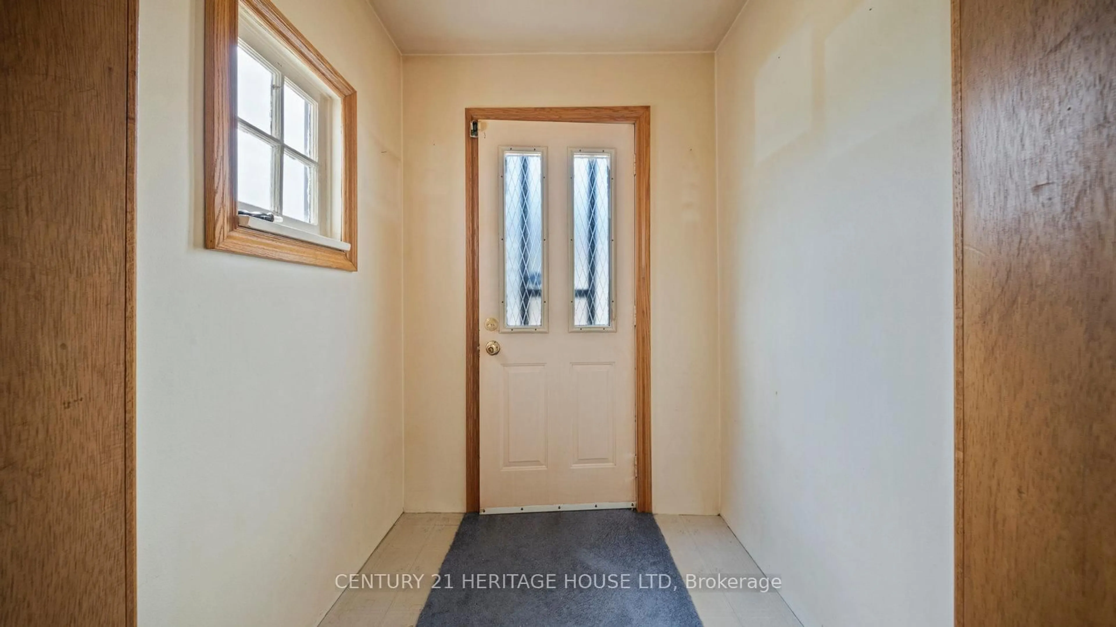 Indoor entryway for 383 Marlborough St, Brantford Ontario N3S 4V3