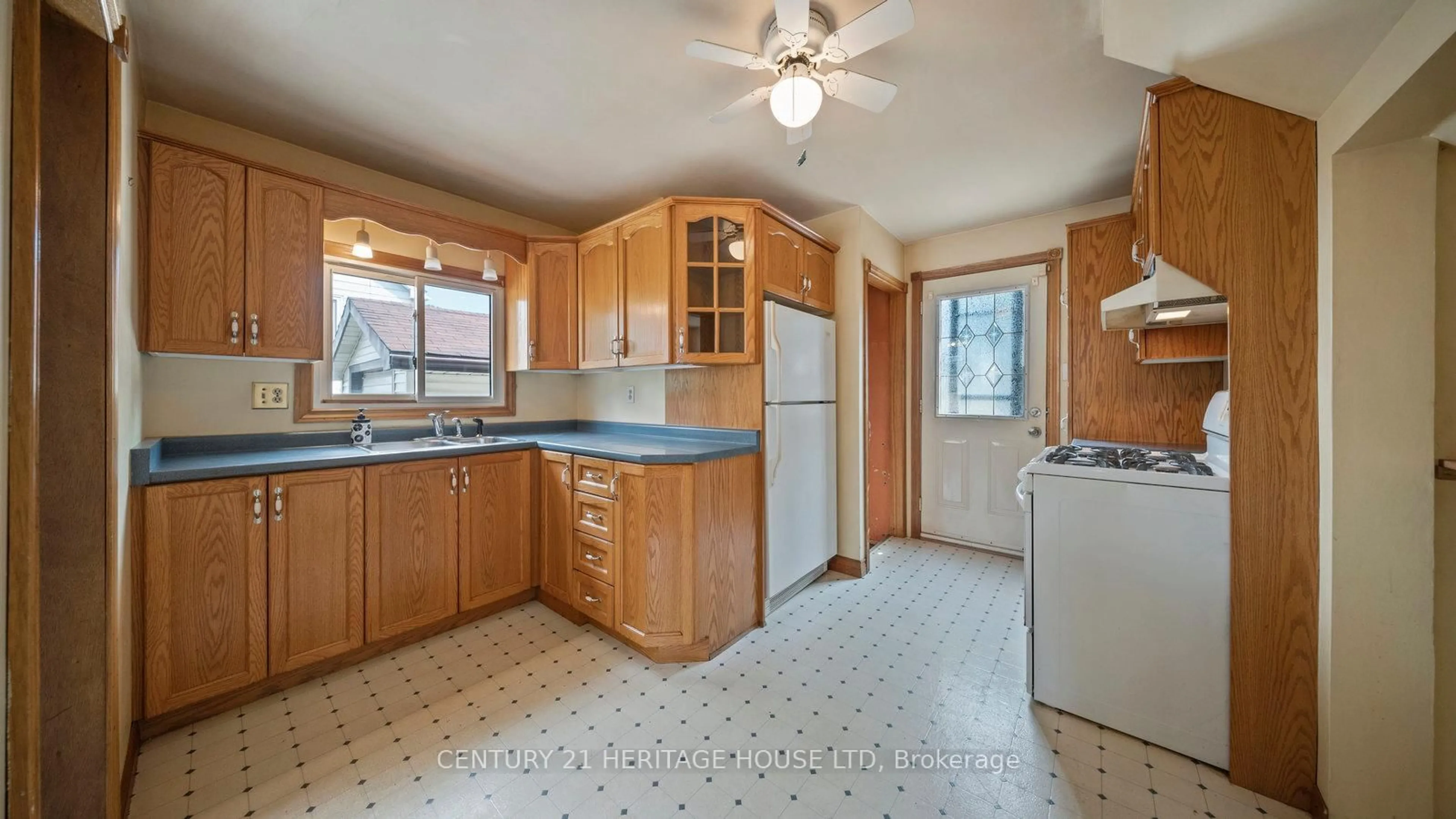 Standard kitchen, ceramic/tile floor for 383 Marlborough St, Brantford Ontario N3S 4V3