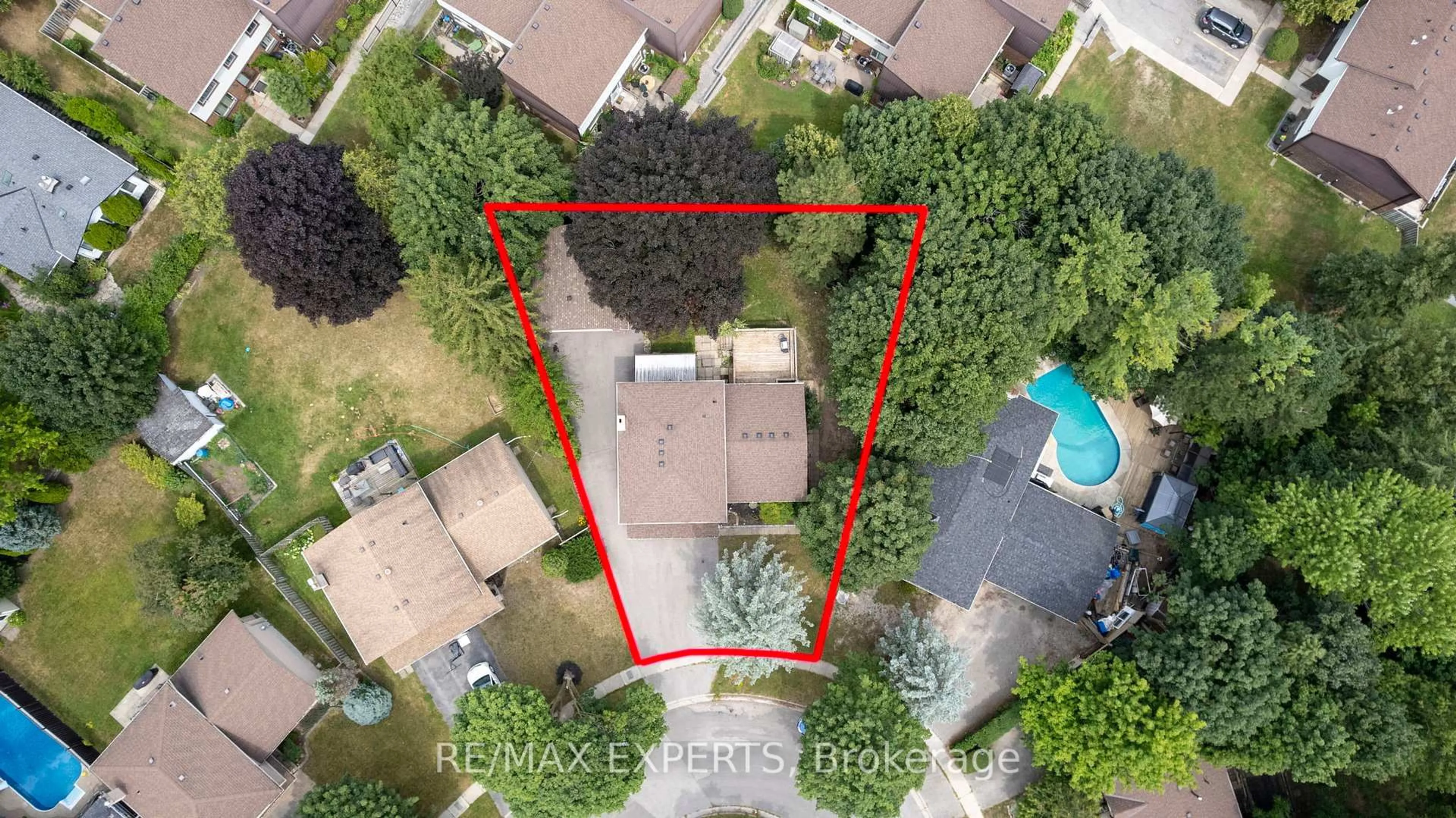 A pic from outside/outdoor area/front of a property/back of a property/a pic from drone, street for 20 MICHAEL Pl, Guelph Ontario N1H 1Z3