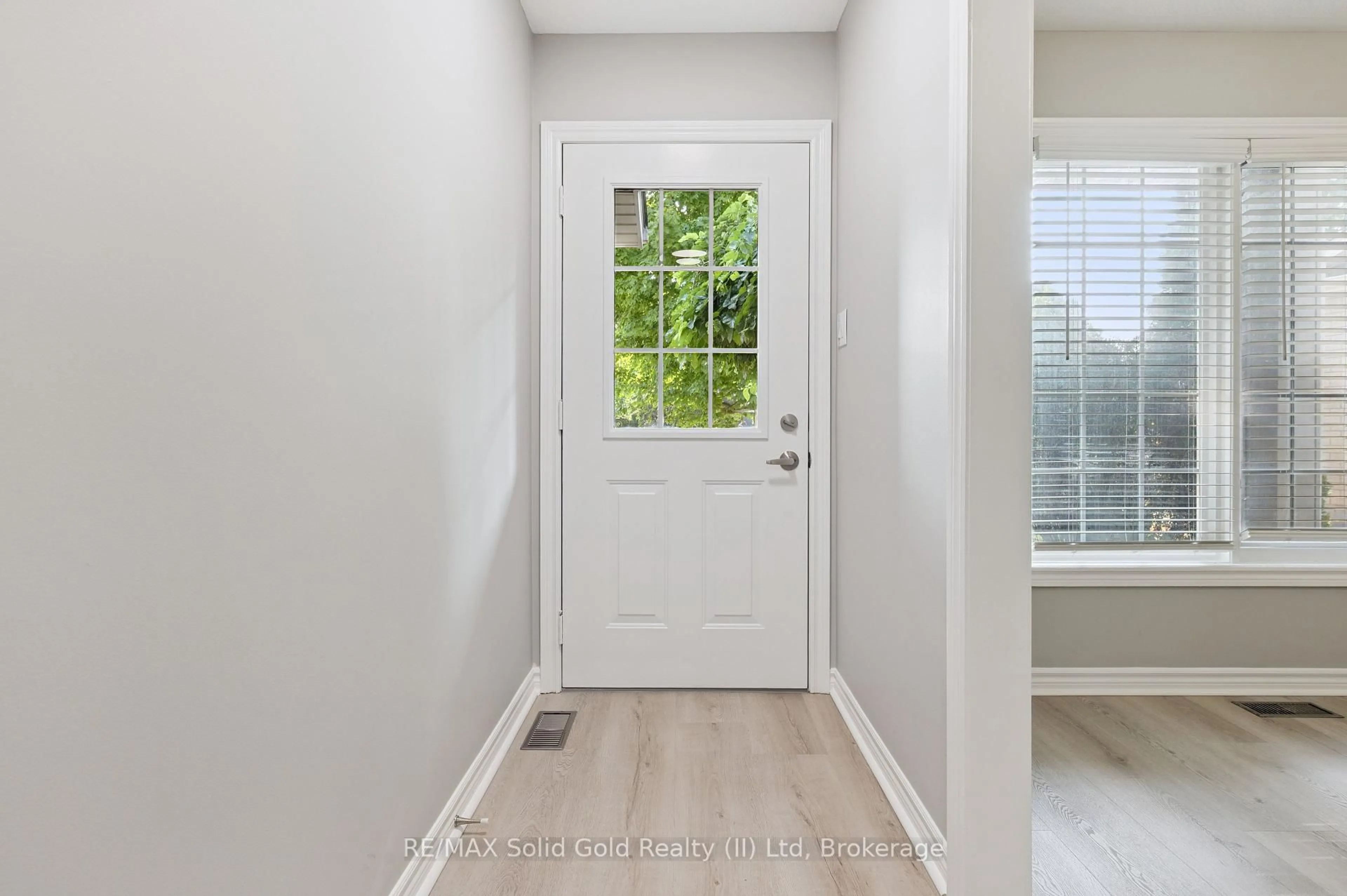 Indoor entryway for 497 Brentcliffe Dr, Waterloo Ontario N2T 2R8