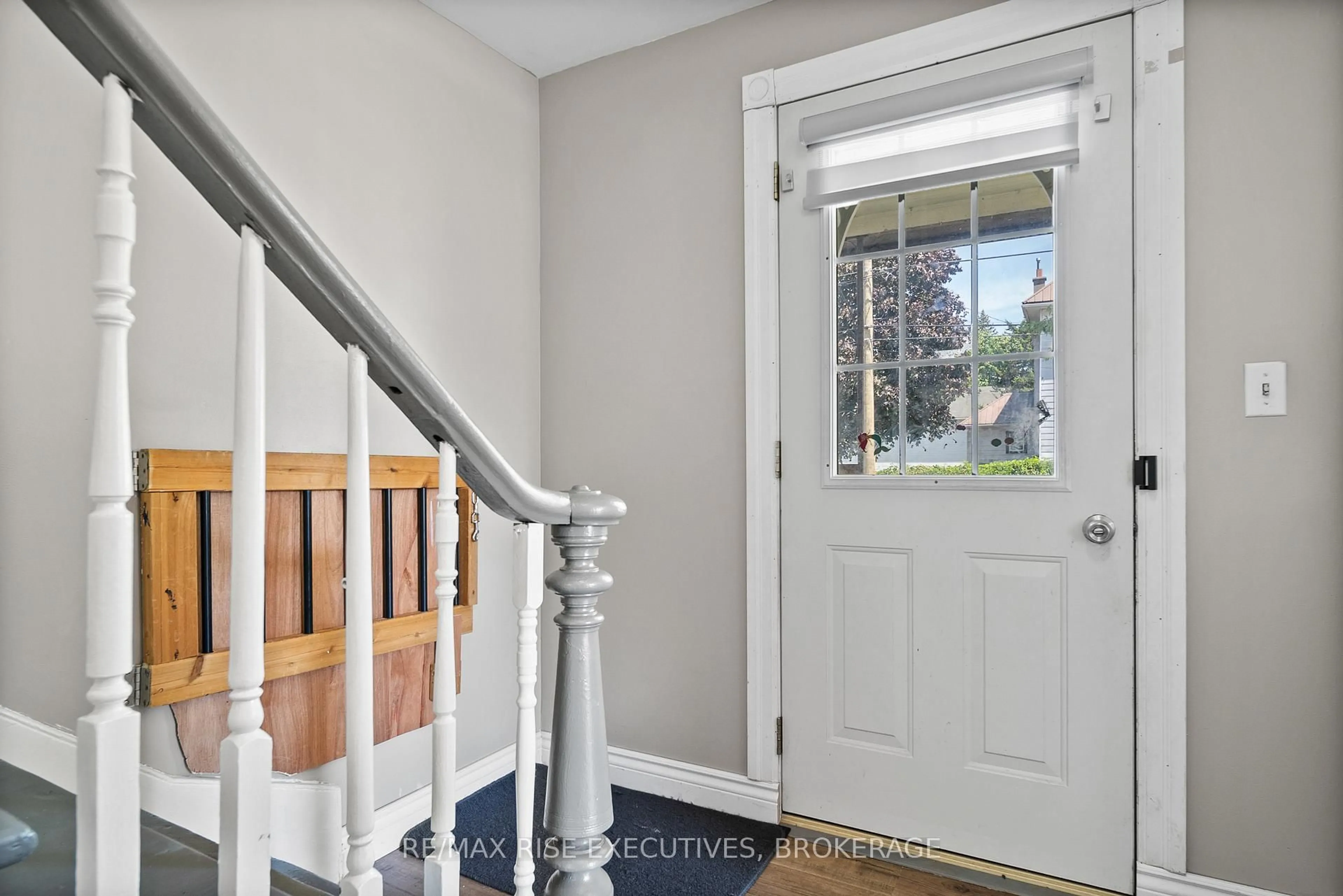 Indoor entryway for 100 Elm St, Gananoque Ontario K7G 2S9