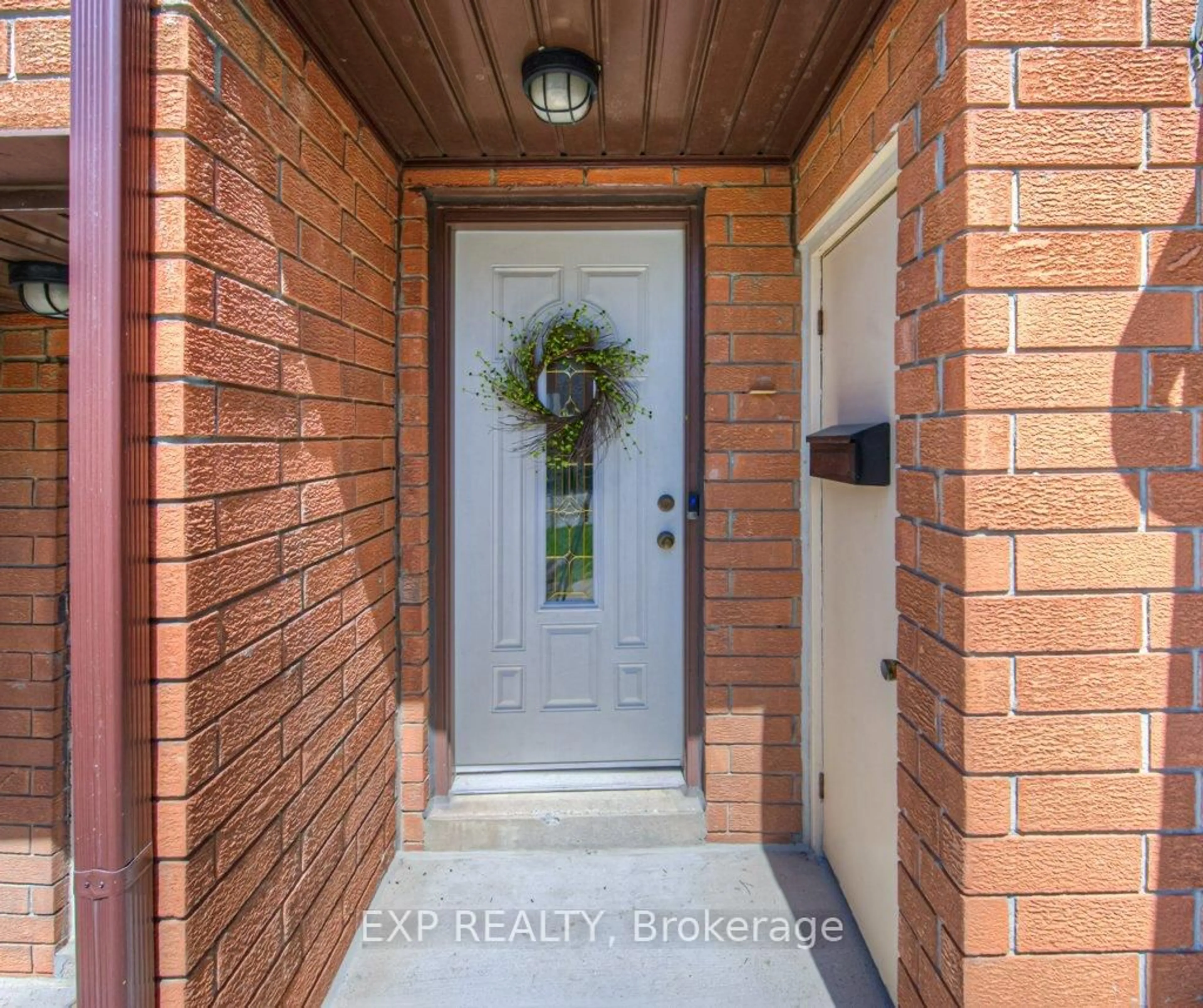 Indoor entryway for 500 Stone Church Rd #B4, Hamilton Ontario L9B 1R2
