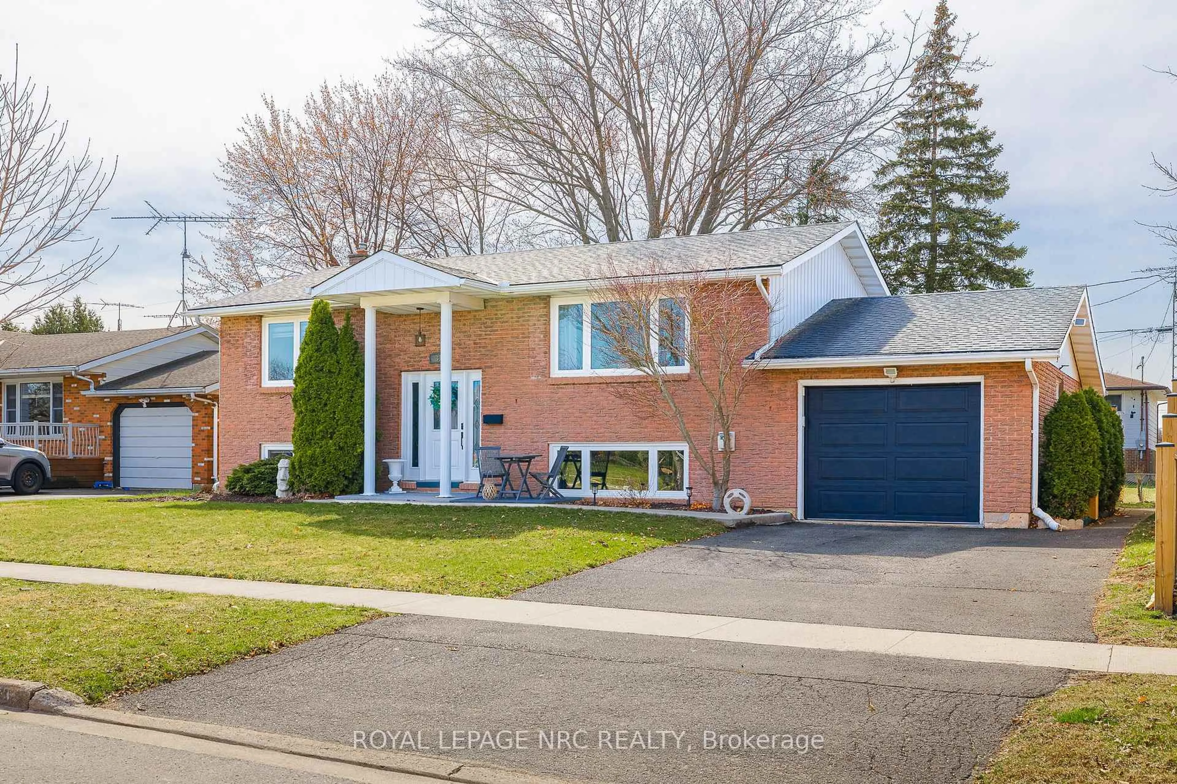 Home with brick exterior material, street for 33 Idylwood Rd, Welland Ontario L3C 1X2