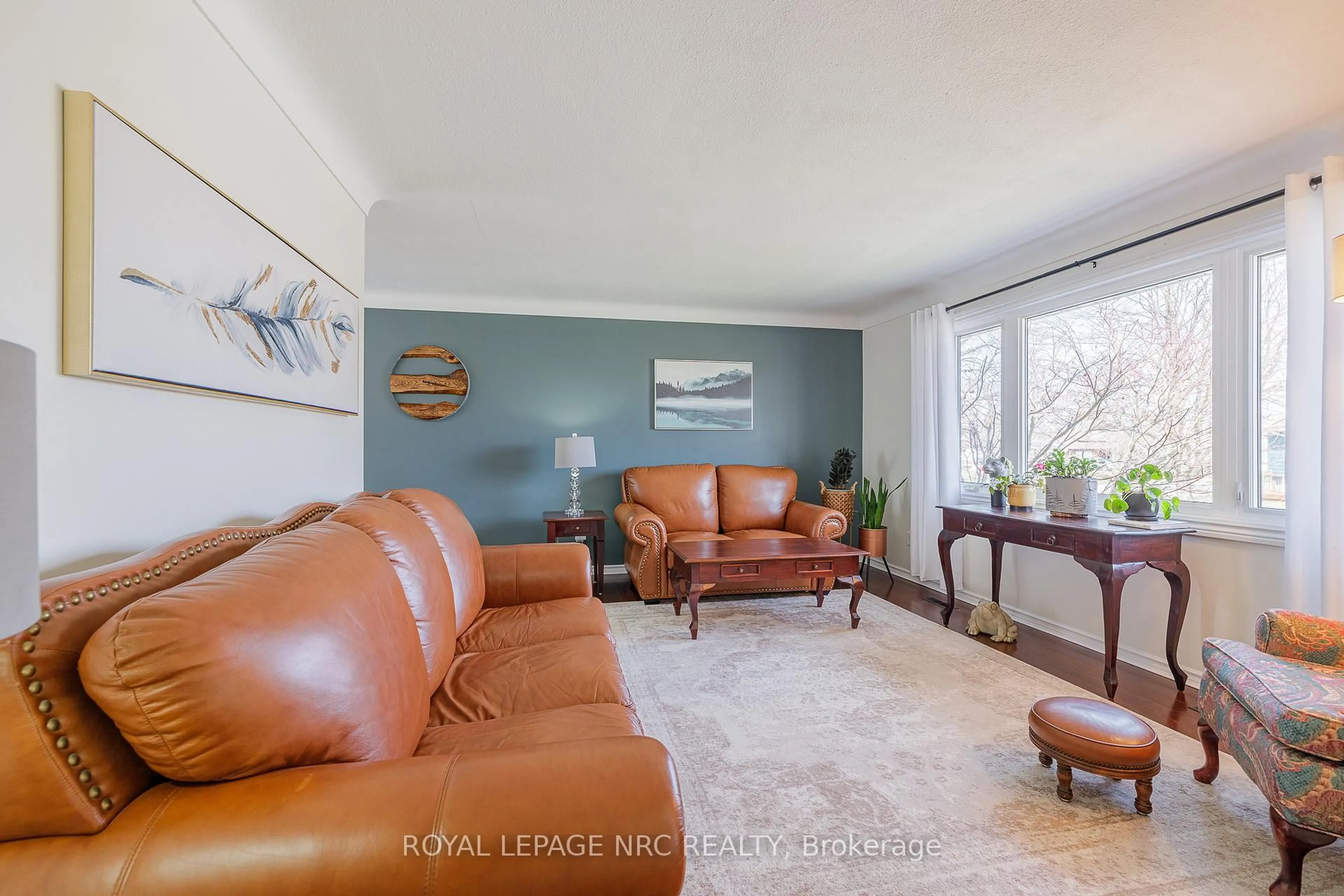 Living room with furniture, unknown for 33 Idylwood Rd, Welland Ontario L3C 1X2