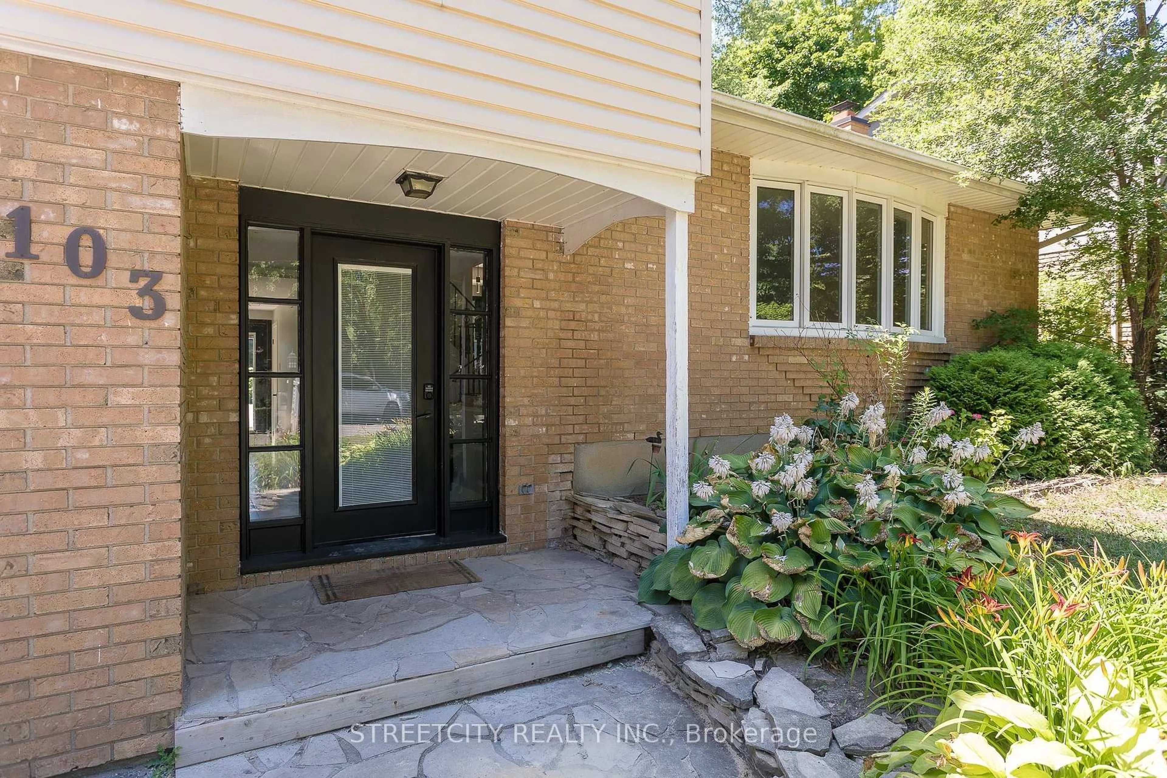 Indoor entryway for 103 Friars Way, London North Ontario N6G 2B1
