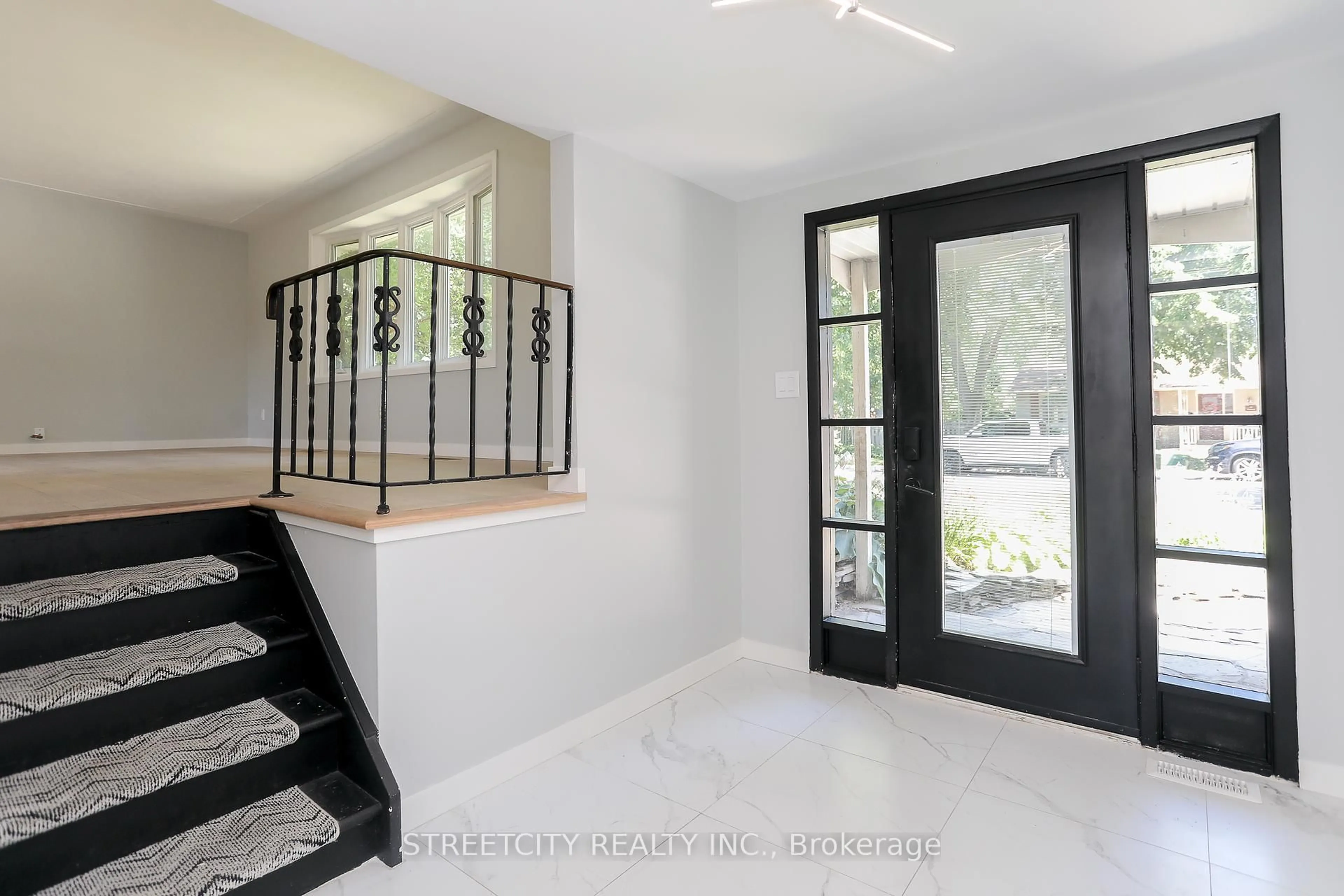 Indoor entryway for 103 Friars Way, London North Ontario N6G 2B1