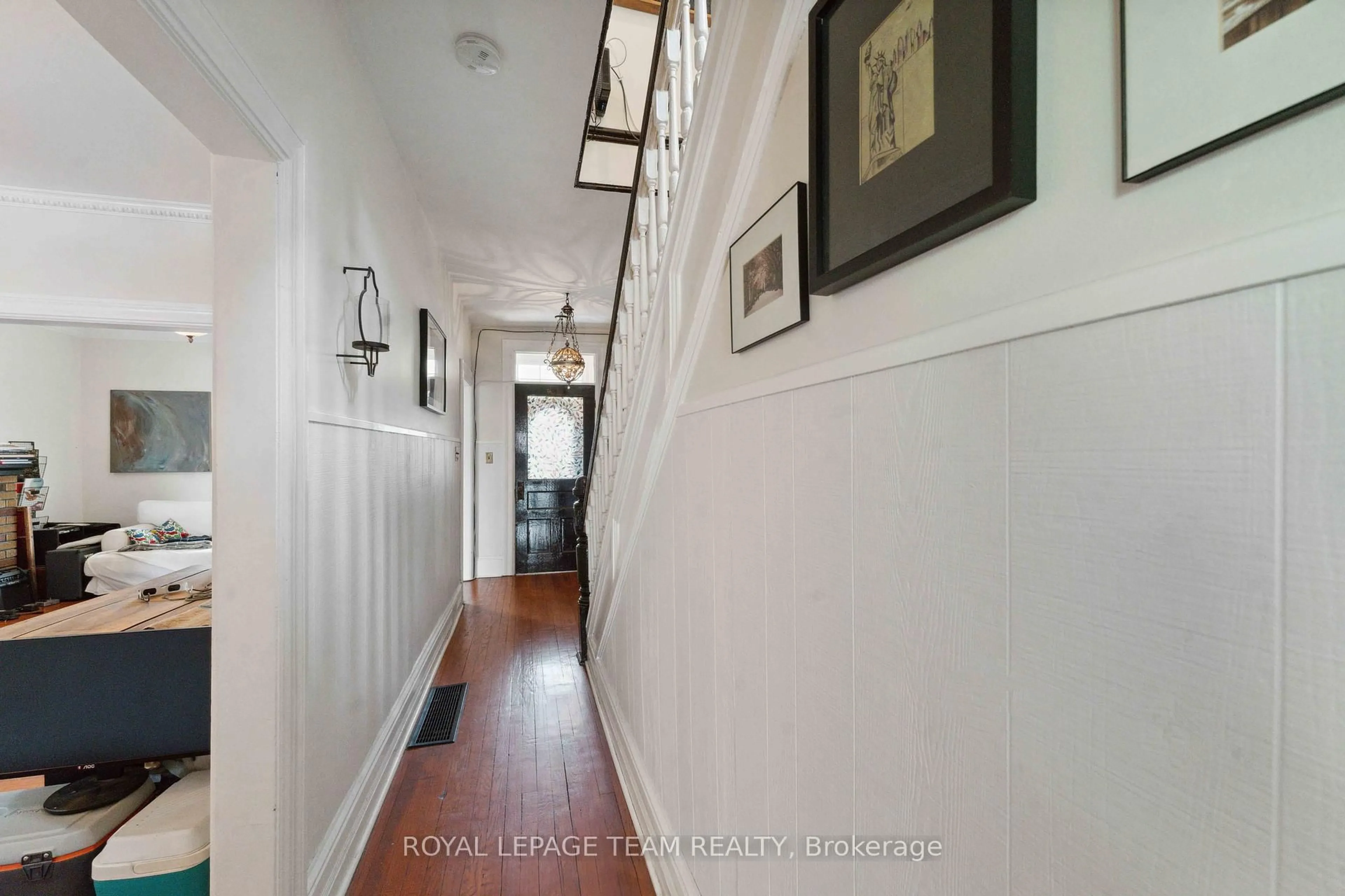 Indoor entryway for 235 CAMBRIDGE St, Ottawa Ontario K1R 7B5