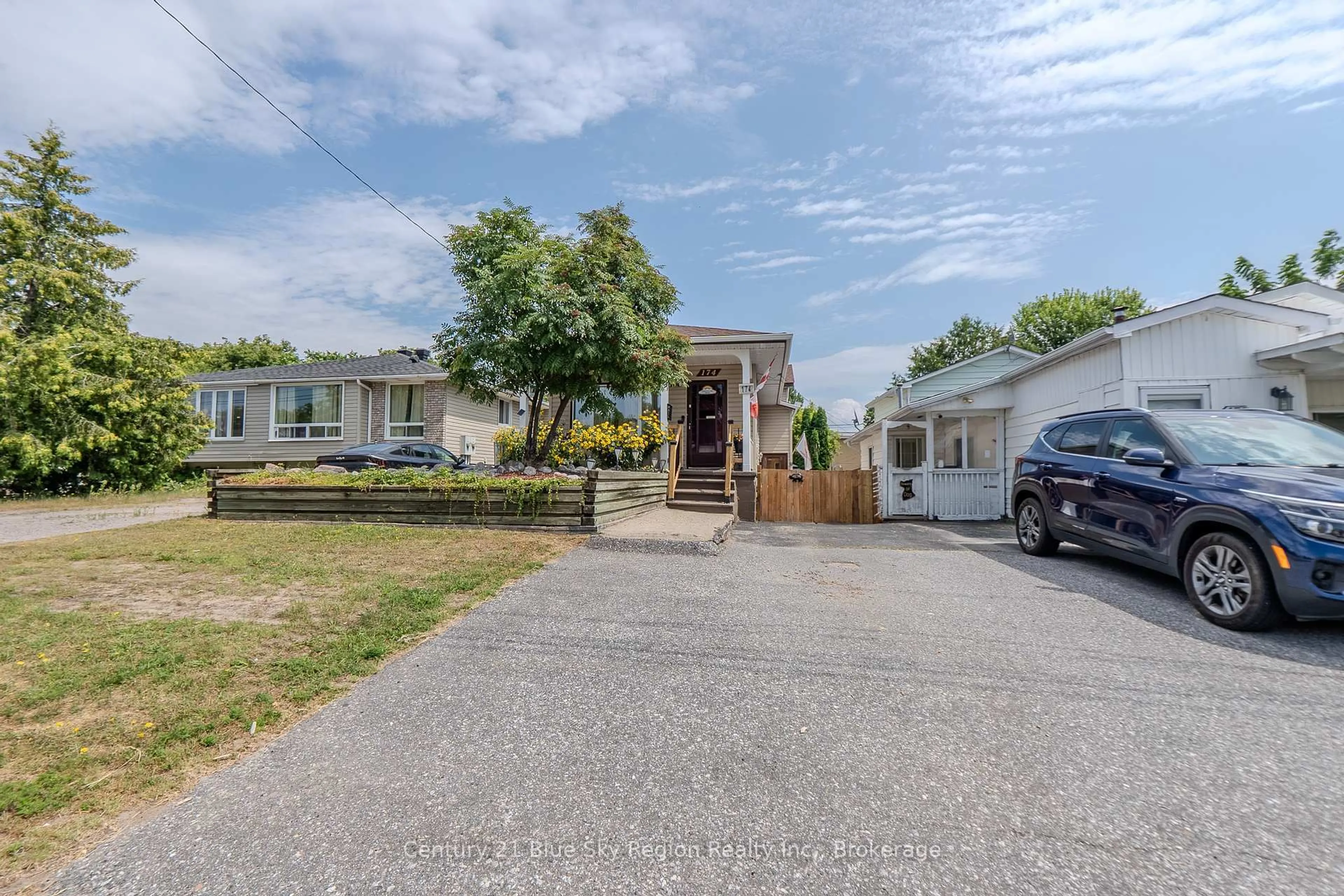 A pic from outside/outdoor area/front of a property/back of a property/a pic from drone, street for 174 Princess St, North Bay Ontario P1B 1P7