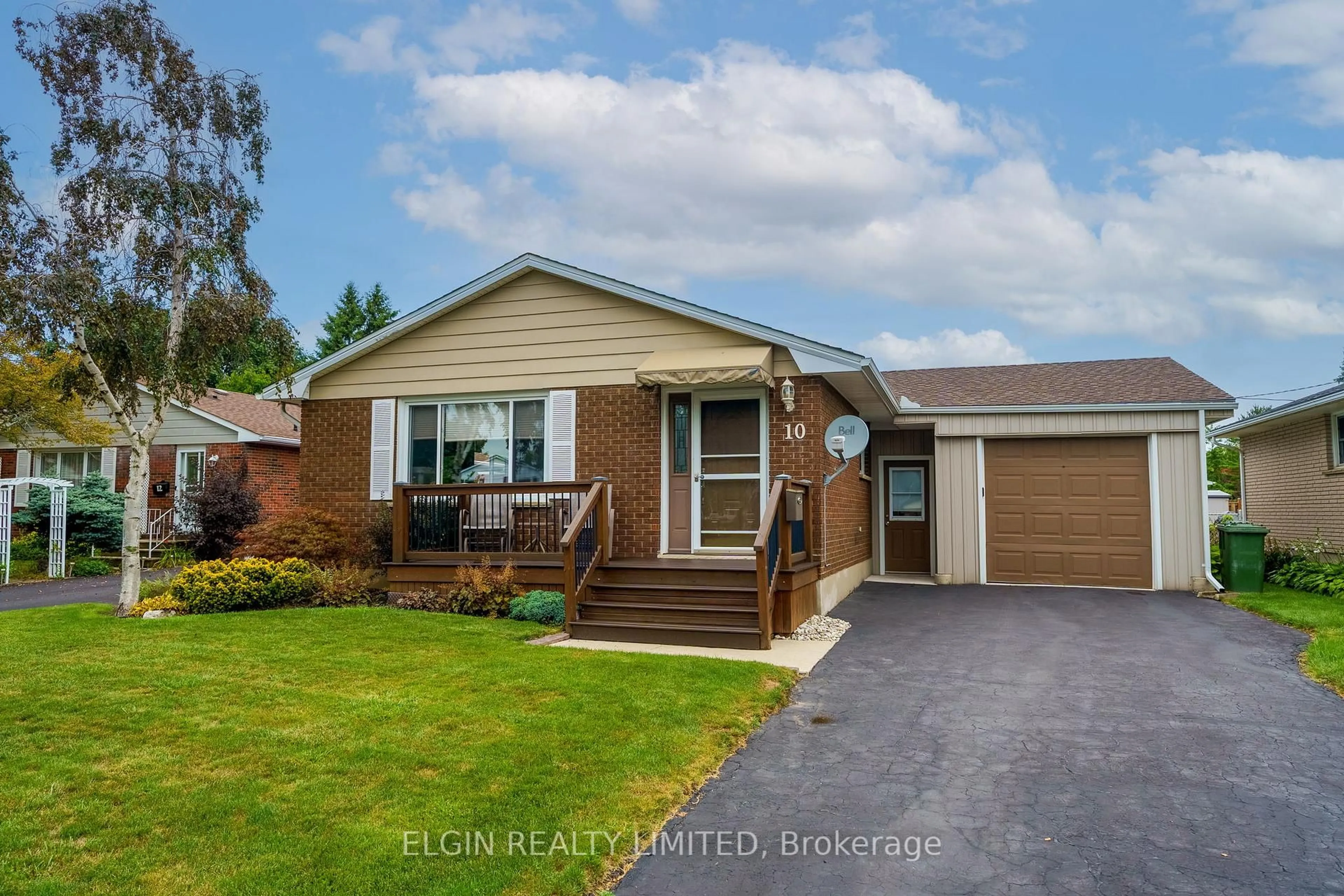Home with vinyl exterior material, street for 10 Gustin Pl, St. Thomas Ontario N5R 1T2