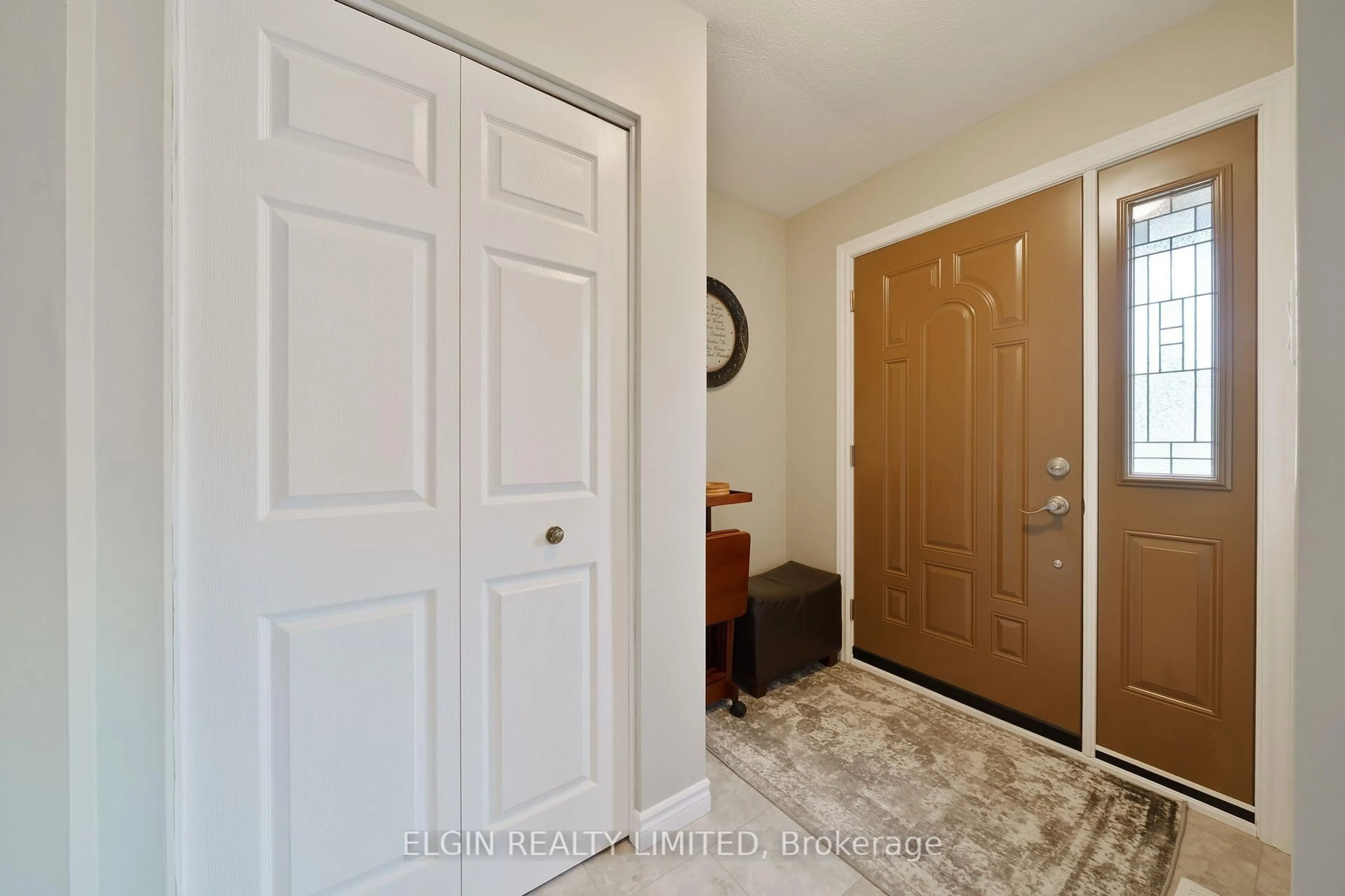 Indoor entryway for 10 Gustin Pl, St. Thomas Ontario N5R 1T2